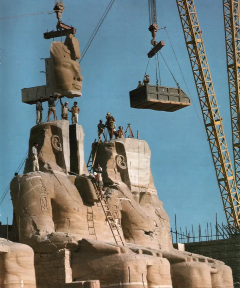Svensk ingenjörskonst räddar Abu Simbel: ett av Ramses II:s kolossala ansikten lyfts på plats 1967. Metoden att såga isär och lyfta togs fram av svenska VBB (Vattenbyggnadsbyrån) och genomfördes av ett konsortium där Skanska och Sentab ingick. Foto: Per-Olow Anderson.