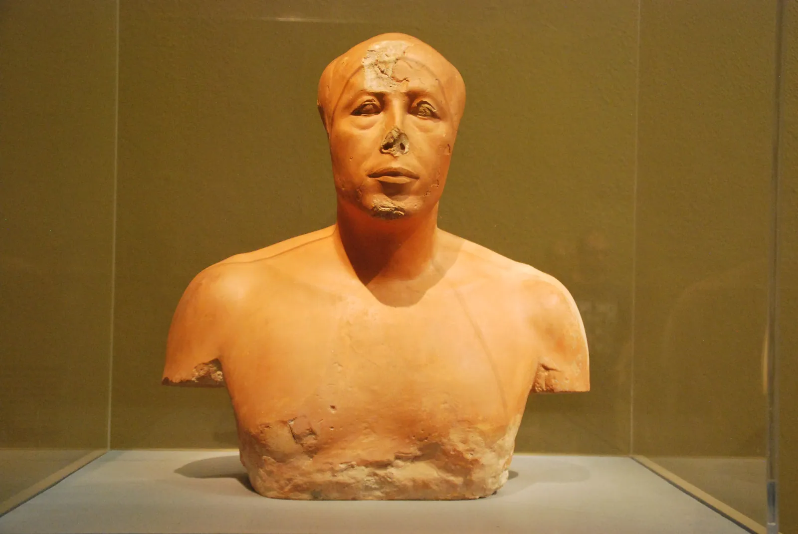 Målad kalkstensbyst av prins Ankhhaf från hans grav i Giza (Museum of Fine Arts, Boston). Khufus halvbror dyker upp i Merers dagbok som ämbetsmannen med ansvar för Ro-She Khufu, hamninloppet.
