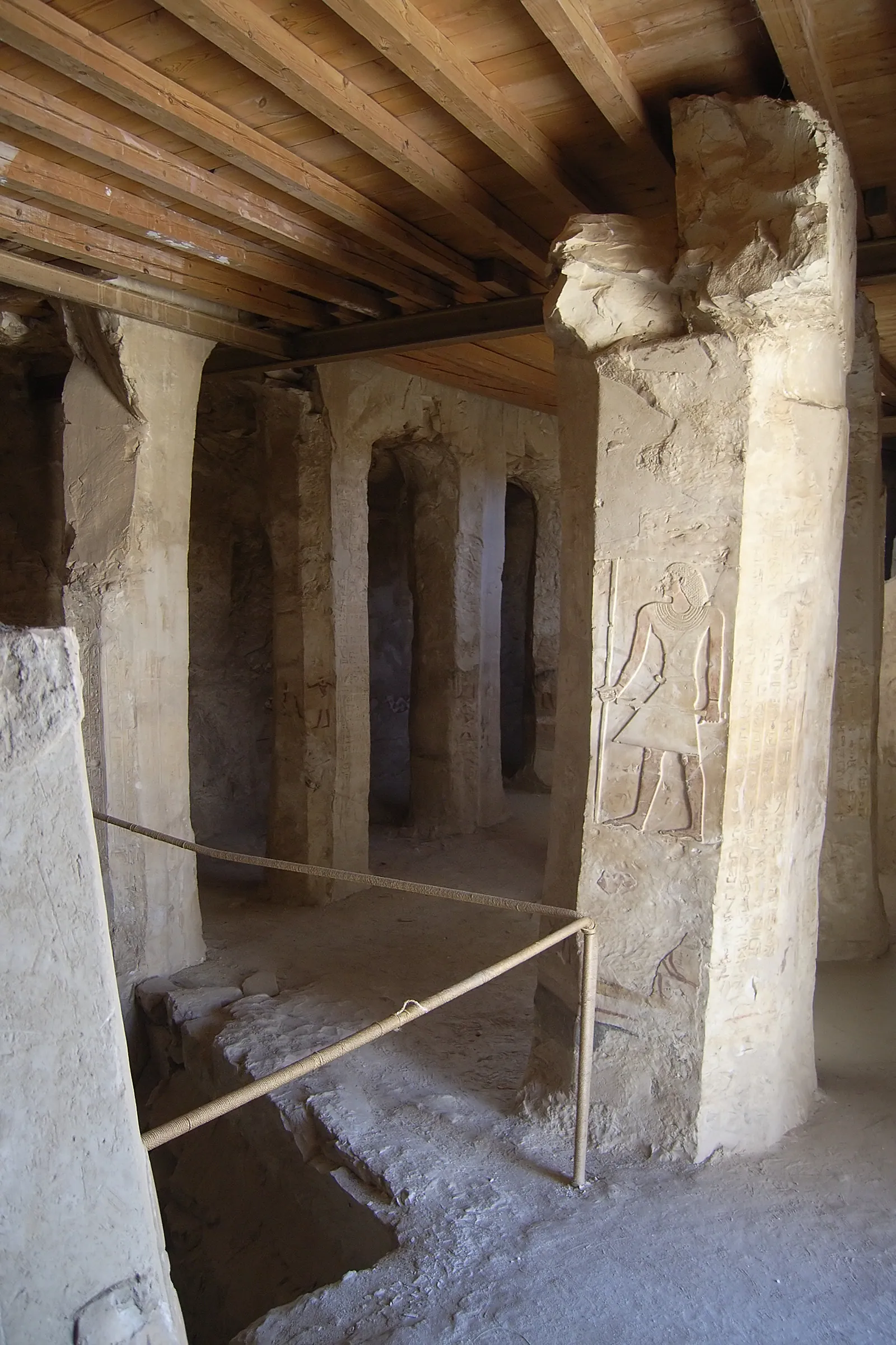 Inne i nomarken Ankhtifis klippgrav i el-Mo'alla (första mellantiden, ca 2100 f.Kr.). På pelarna skryter Ankhtifi med att han födde sitt distrikt medan hela Övre Egypten svalt – nyckeltexten i debatten om torka bidrog till Gamla rikets fall.