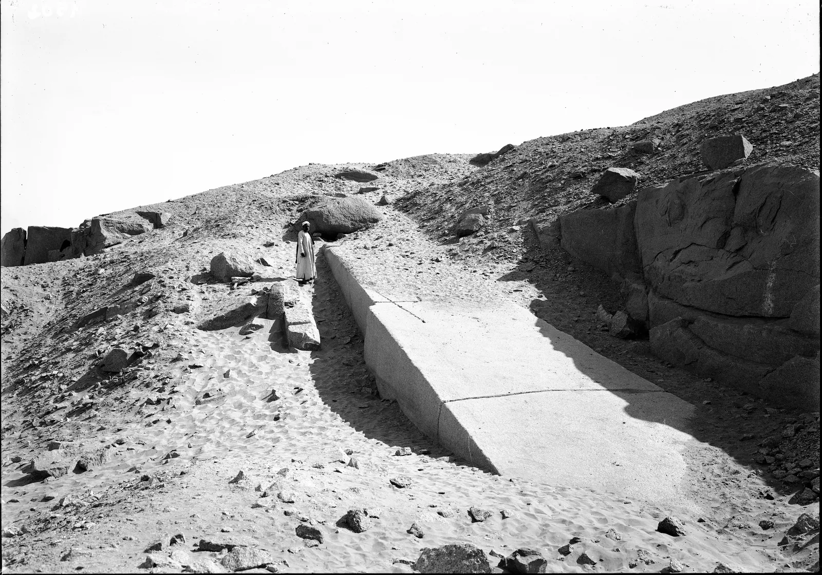 Den ofullbordade obelisken i det rosa granitbrottet i Aswan, fotograferad 1914 (Museo Egizios fotoarkiv, Turin). Graniten till Kungens kammare kom från Aswan, mer än 900 km uppför Nilen.