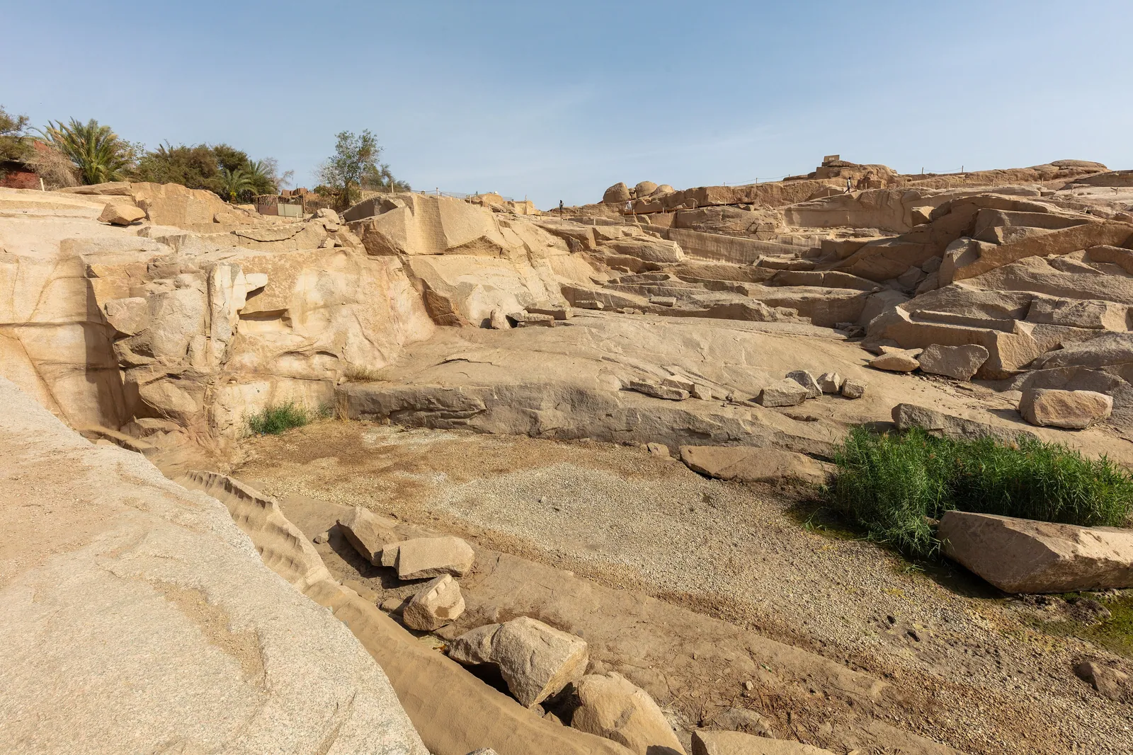 Den ofullbordade obelisken i granitbrottet i Aswan (Nya riket, troligen Hatshepsuts tid), övergiven när den sprack: den skulle ha blivit omkring 42 m lång och vägt ungefär 1 100 ton. Rännorna runt den knackades ut med doleritkulor – samma metod som användes på granit under Gamla riket.