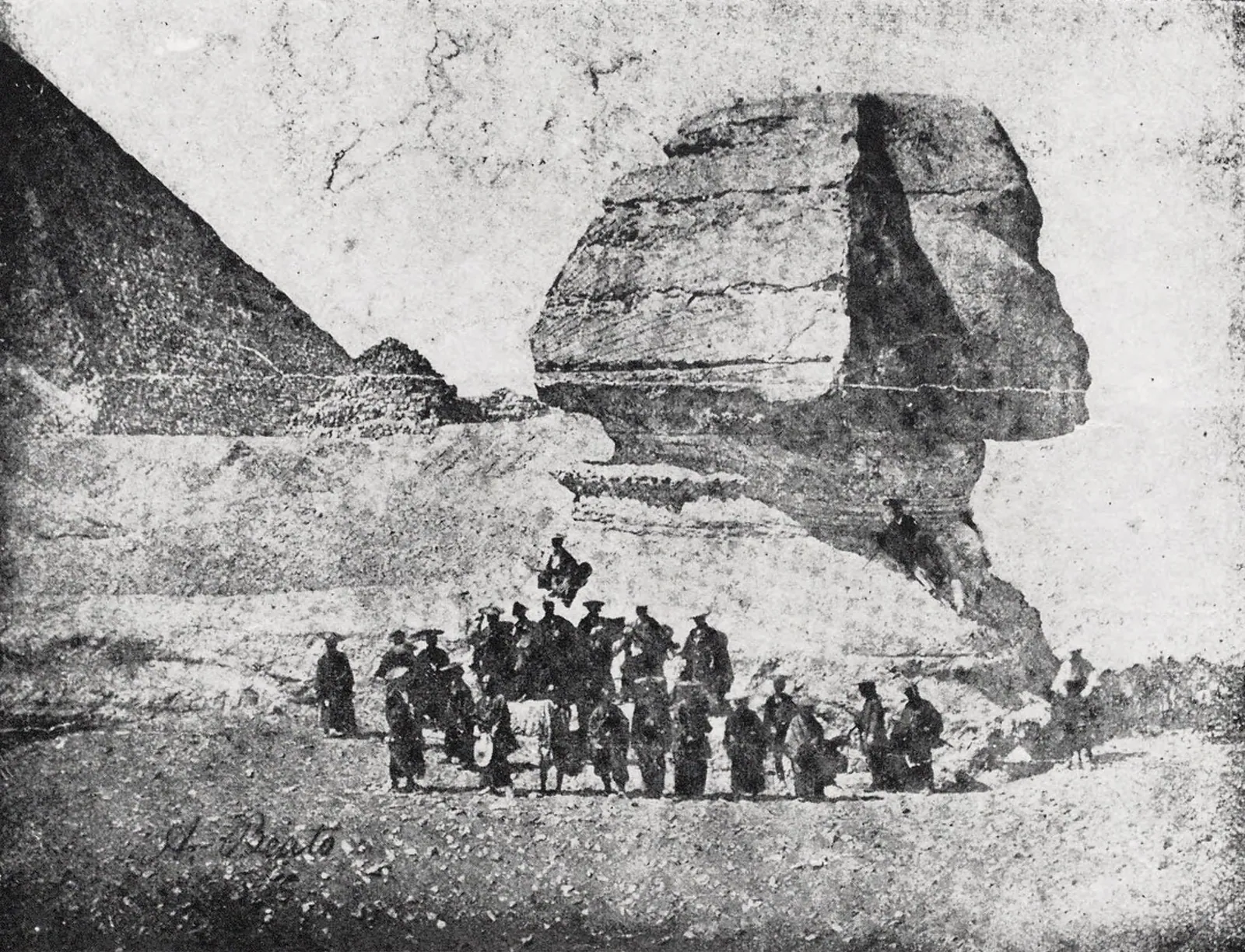 Samurajer vid Sfinxen: medlemmar av Japans andra beskickning till Europa (Ikeda-beskickningen) poserar i sanden framför Sfinxen 1864, fotograferade av Antonio Beato – en av de mest oväntade bilder som tagits i Giza.
