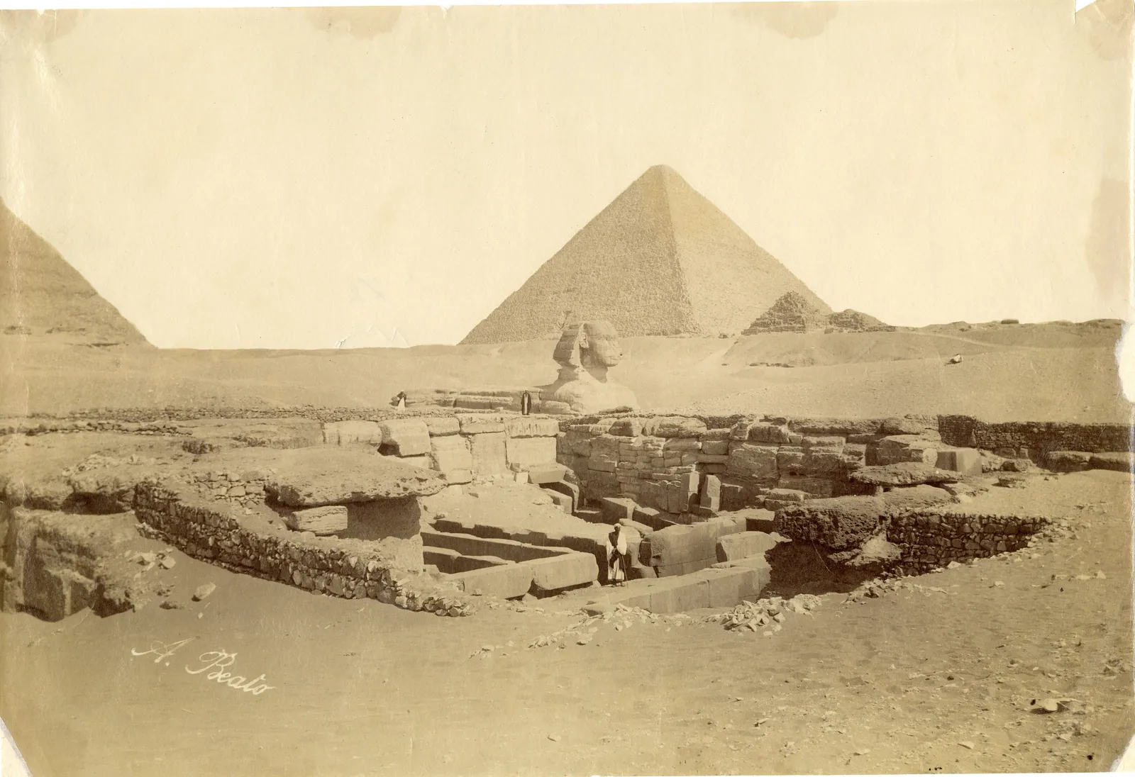 Antonio Beato, 1870–80-tal: Chefrens daltempel, delvis frilagt av Mariette, i förgrunden, med Sfinxen och Cheopspyramiden med sina drottningpyramider bakom. Beatos signatur syns nere till vänster.