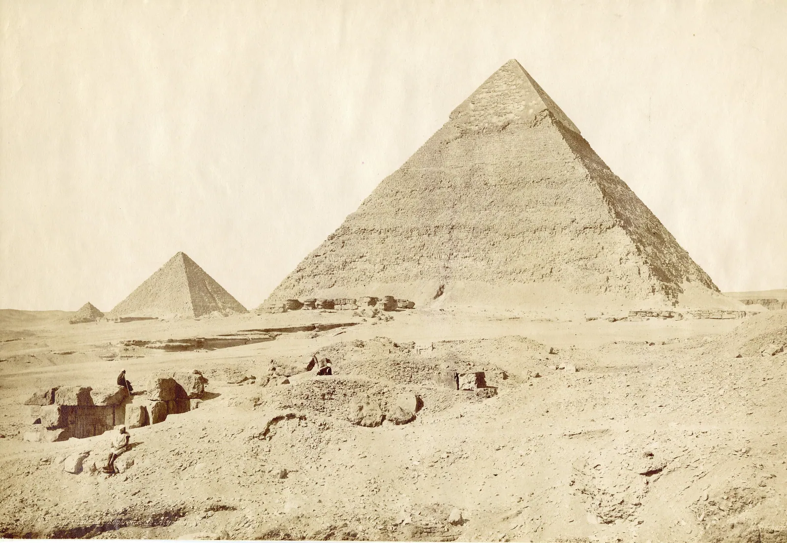 Béchard, 1870-talet: Chefrens (till höger) och Mykerinos (till vänster) pyramider från öster, med män som vilar bland ruinerna i förgrunden.