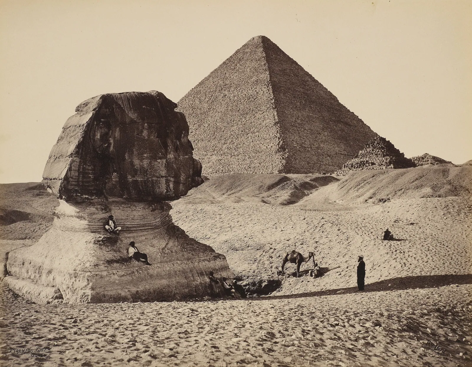 Francis Bedford, ”Sfinxen, den stora pyramiden och två mindre pyramider”, mars 1862, tagen under prinsen av Wales (sedermera Edvard VII) resa i Mellanöstern: Sfinxens skadade profil mot Cheopspyramiden och två av drottningpyramiderna.