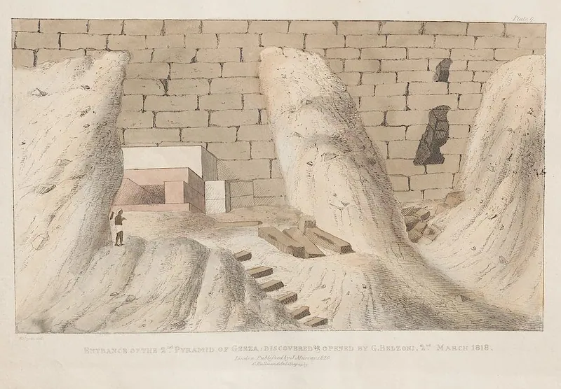 ”Ingången till Gizas andra pyramid, upptäckt och öppnad av G. Belzoni”: Chefrenpyramidens övre ingång på norrsidan, som Belzoni hittade den 2 mars 1818 – när många fortfarande trodde att den saknade inre kammare. Litografi av Agostino Aglio ur Belzonis planschatlas.