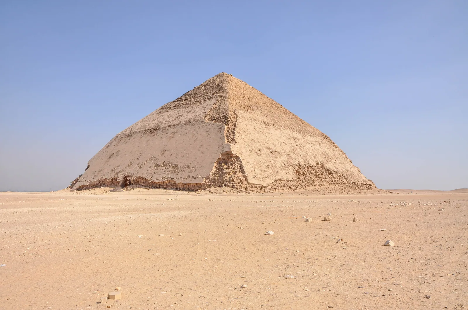 Knäckta pyramiden: de nedre sidorna reser sig i omkring 54,5°, men på 47 meters höjd bryts lutningen till ungefär 43°. Ingen annan stor pyramid har kvar så mycket av sin ursprungliga, polerade beklädnad i Turakalksten.