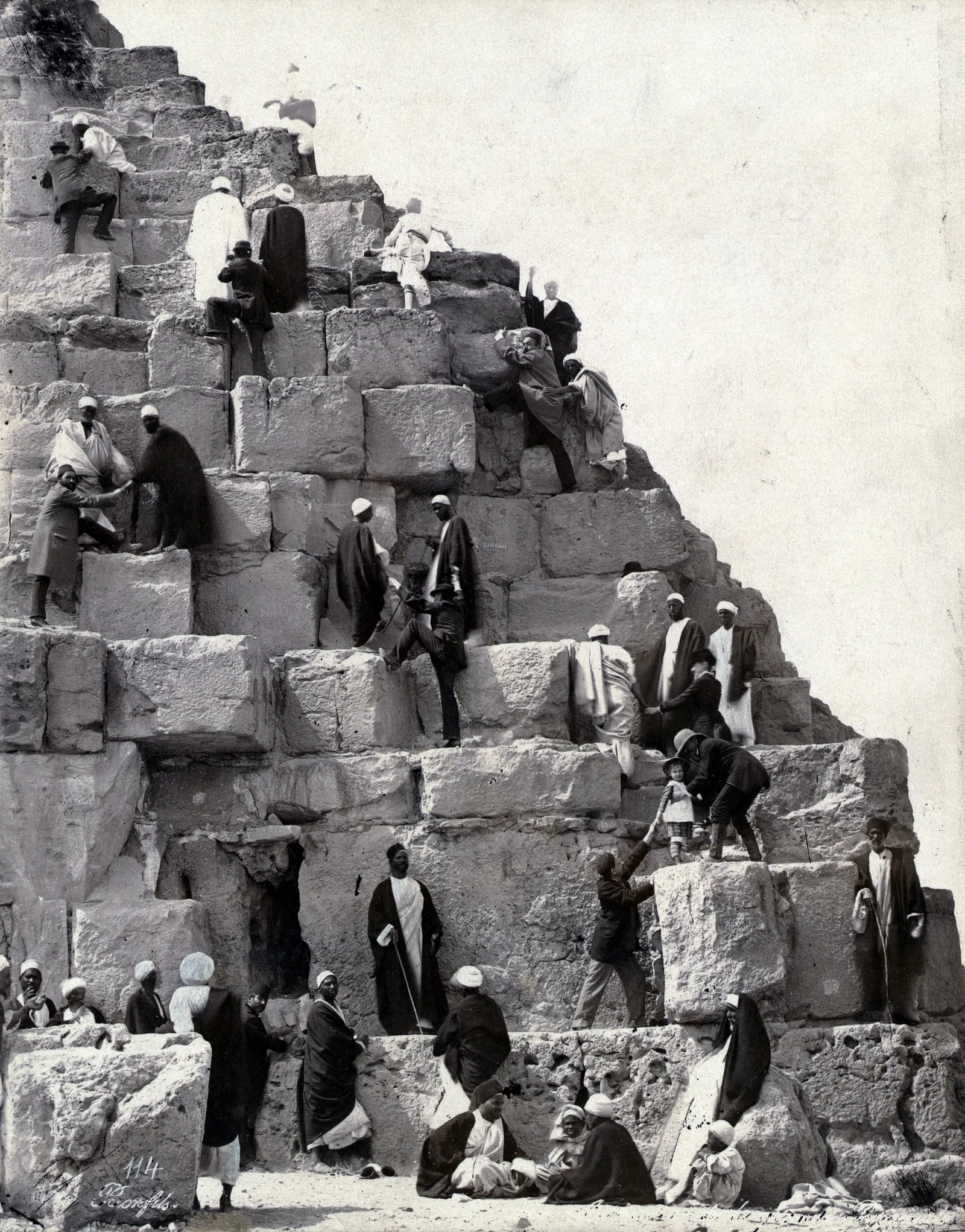 Guider och besökare myllrar på Cheopspyramidens nedersta skift (Bonfils, 1867–85) – den bästa skalreferensen för hur stora kärnblocken är som ni kommer att röra vid.