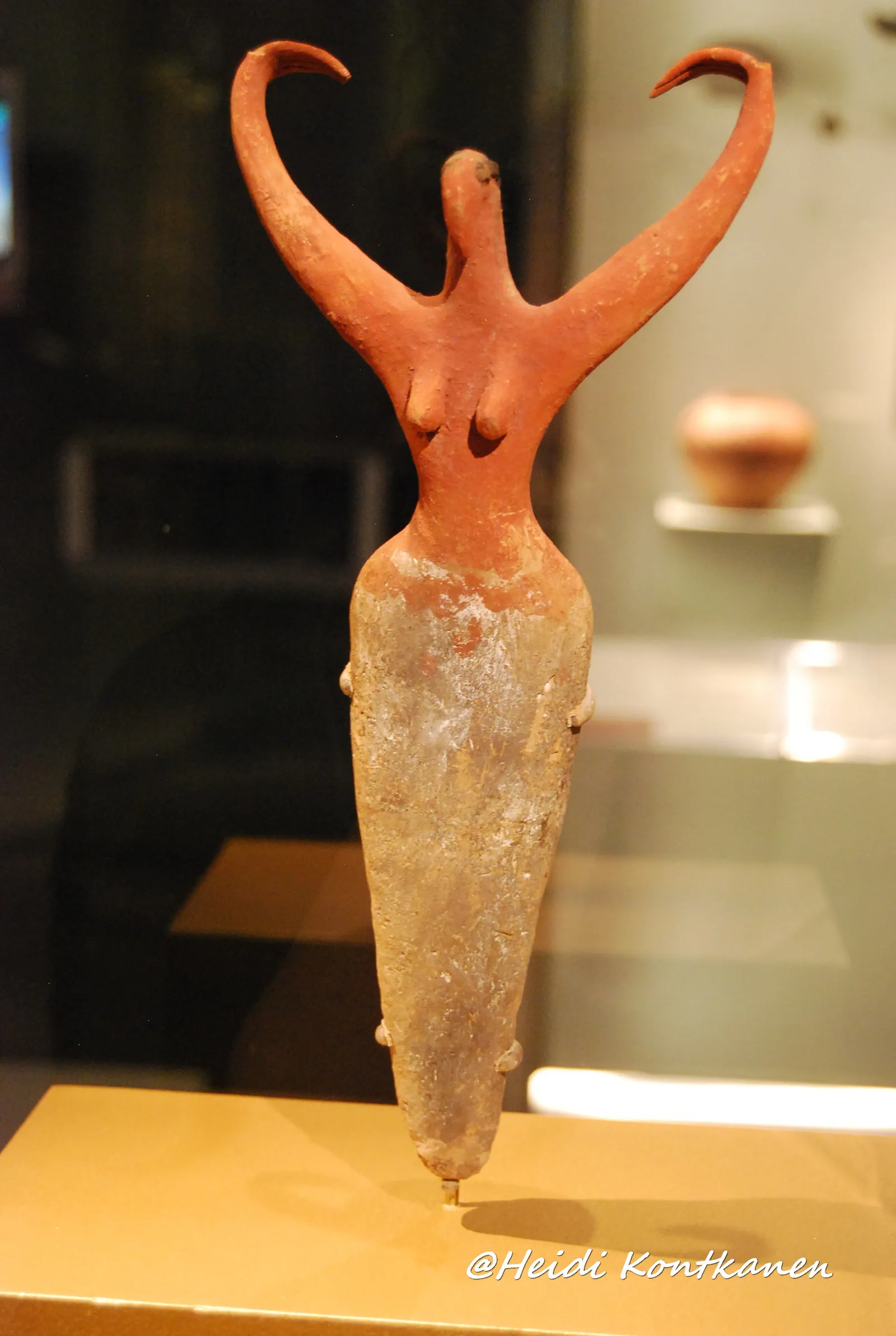 ”Fågelkvinnan” (Brooklyn Museum 07.447.505), en målad terrakottafigur från el-Ma'mariya, Naqada IIa, ca 3500–3400 f.Kr.: armarna lyfta över ett näbblikt ansikte – dansare, gudinna eller sörjande? En av de äldsta skulpturerna av en människa från Egypten.