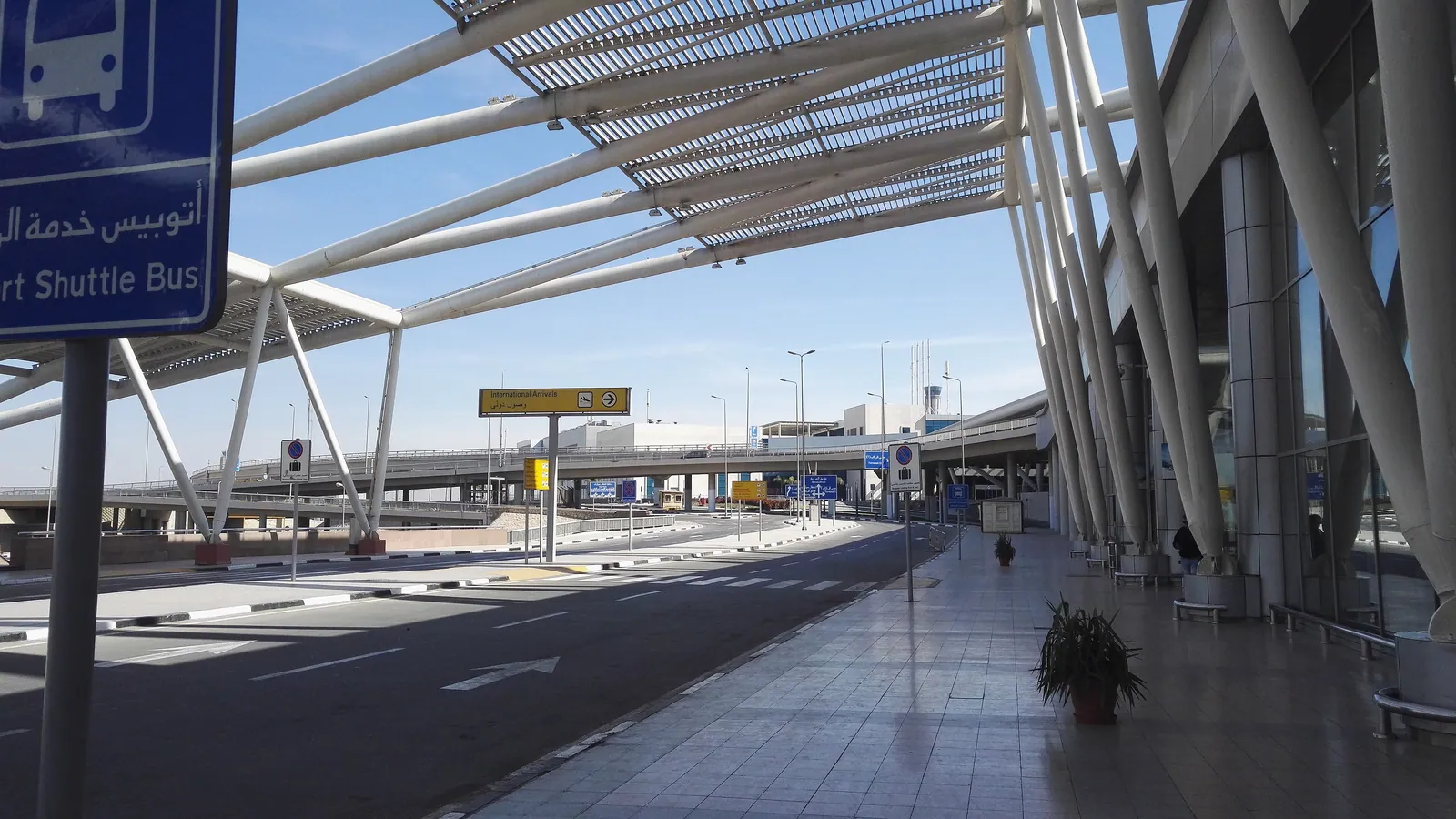 Kairos internationella flygplats, terminal 3, med busshållplatsen. Visum vid ankomst (30 USD kontant sedan den 1 mars 2026) säljs vid bankdiskarna före passkontrollen; Adepts representant hjälper till.