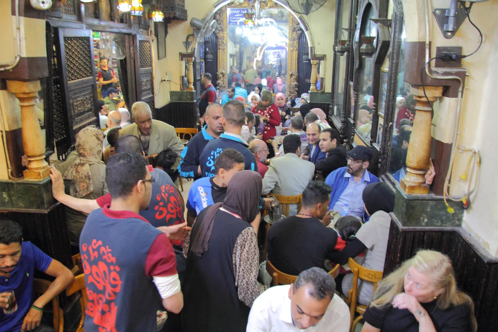 El-Fishawi, det berömda kaféet i Khan el-Khalili i Kairo (2019): speglar, mässingslampor, te och en publik som aldrig tycks gå hem.