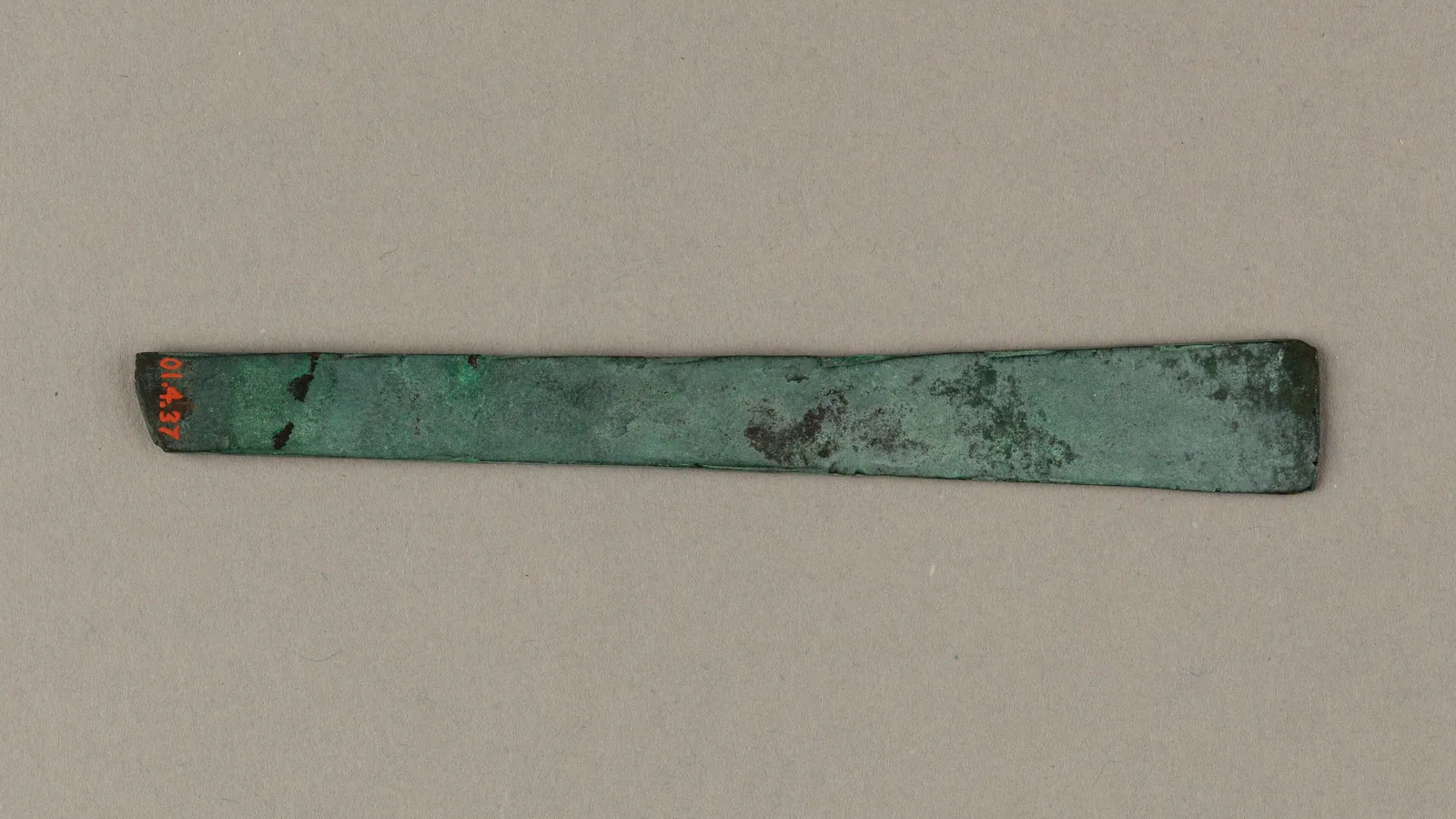 En modellmejsel av kopparlegering från kung Khasekhemwys grav i Abydos (2:a dynastin, ca 2650 f.Kr.; Metropolitan Museum of Art, 01.4.37). Riktiga mejslar av arsenikkoppar skar bra i kalksten – men måste slipas hela tiden.