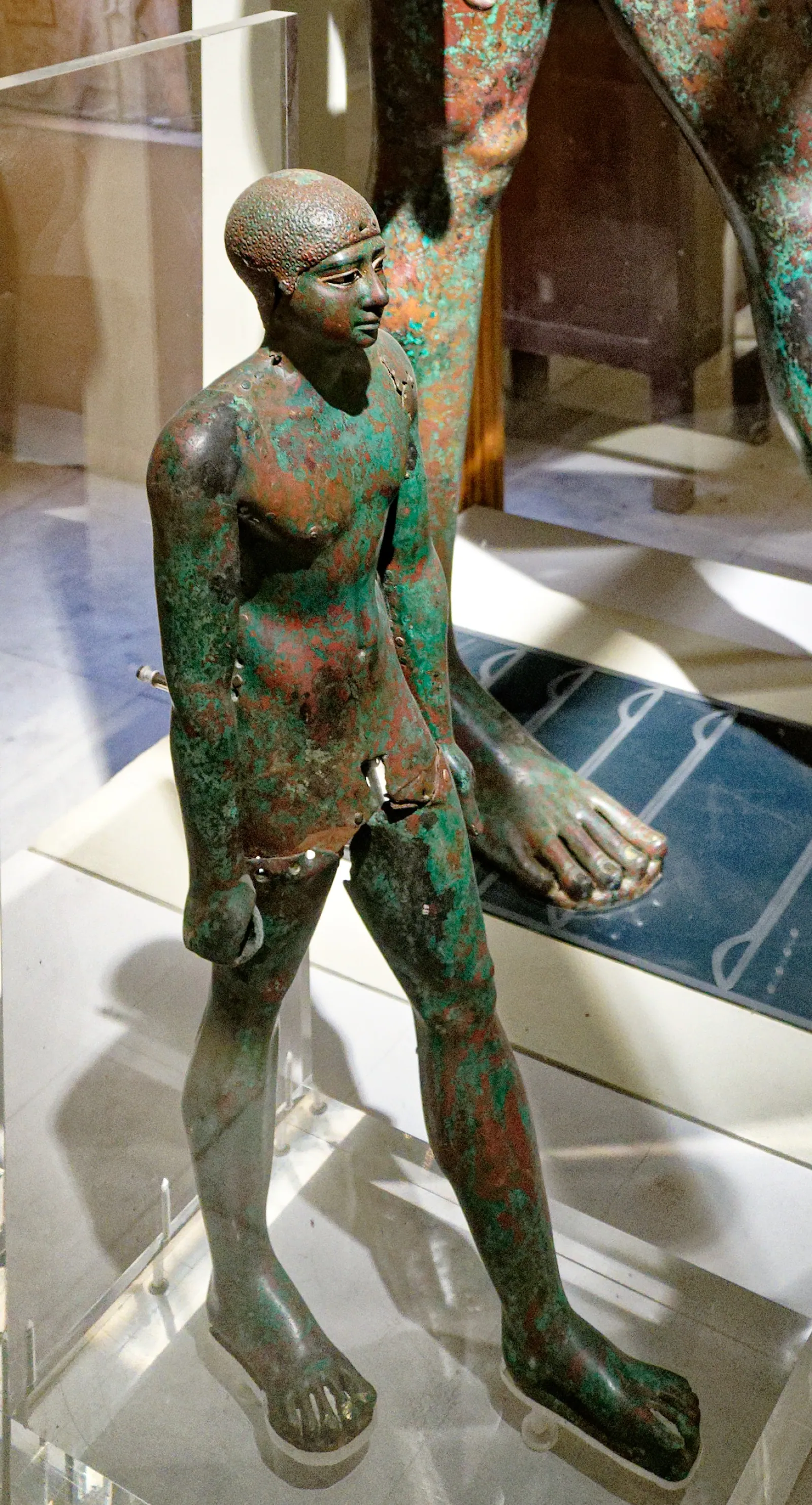 Den mindre av de två hamrade kopparstatyerna från Hierakonpolis, oftast tolkad som den unge Merenre bredvid fadern Pepi I. Egyptiska museet i Kairo (foto 2025). Statyn står i centrum för debatten om en samregering.