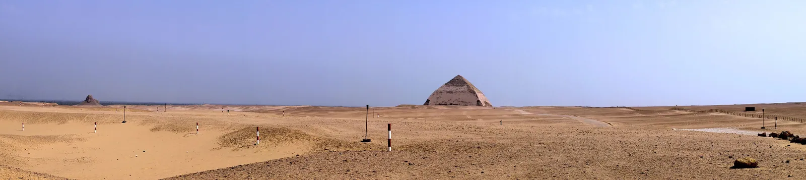 Panorama över Dahshurplatån med Snofrus Knäckta pyramid och, långt borta på den låga marken till vänster, Amenemhet III:s Svarta pyramid 1,4 kilometer bort.