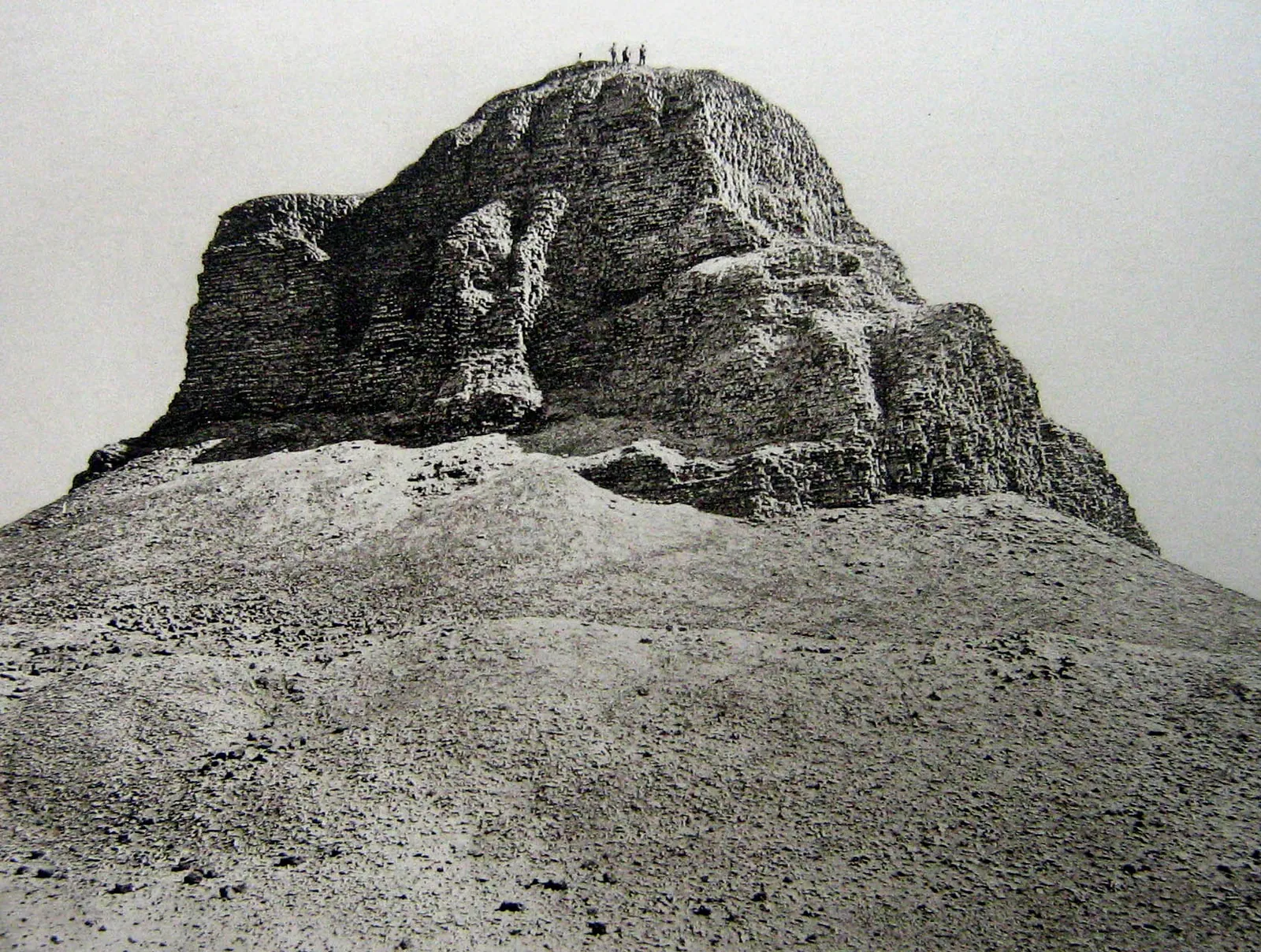 Amenemhet III:s Svarta pyramid fotograferad under Jacques de Morgans utgrävningar 1894–95: den eroderade tegelkärnan, med män som står på toppen som skala.