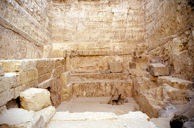 Gravkammarschaktet i Djedefres pyramid (1998): trappstegsformad kalkstensfyllning och hackade väggar där en granitkammare med sadeltak en gång stod.