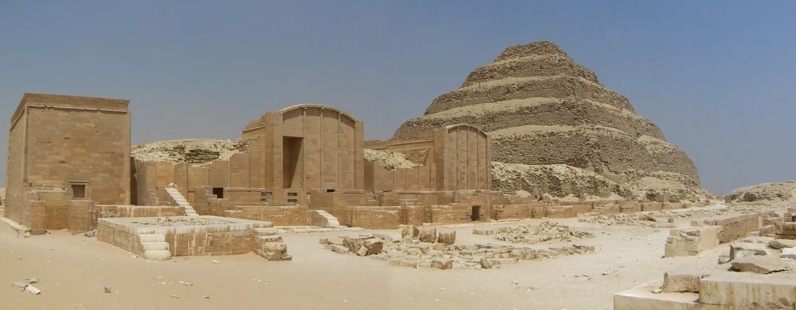 Panorama över sedfestgården i Djosers anläggning i Saqqara: rader av massiva låtsaskapell där kungens jubileum kunde firas i all evighet.