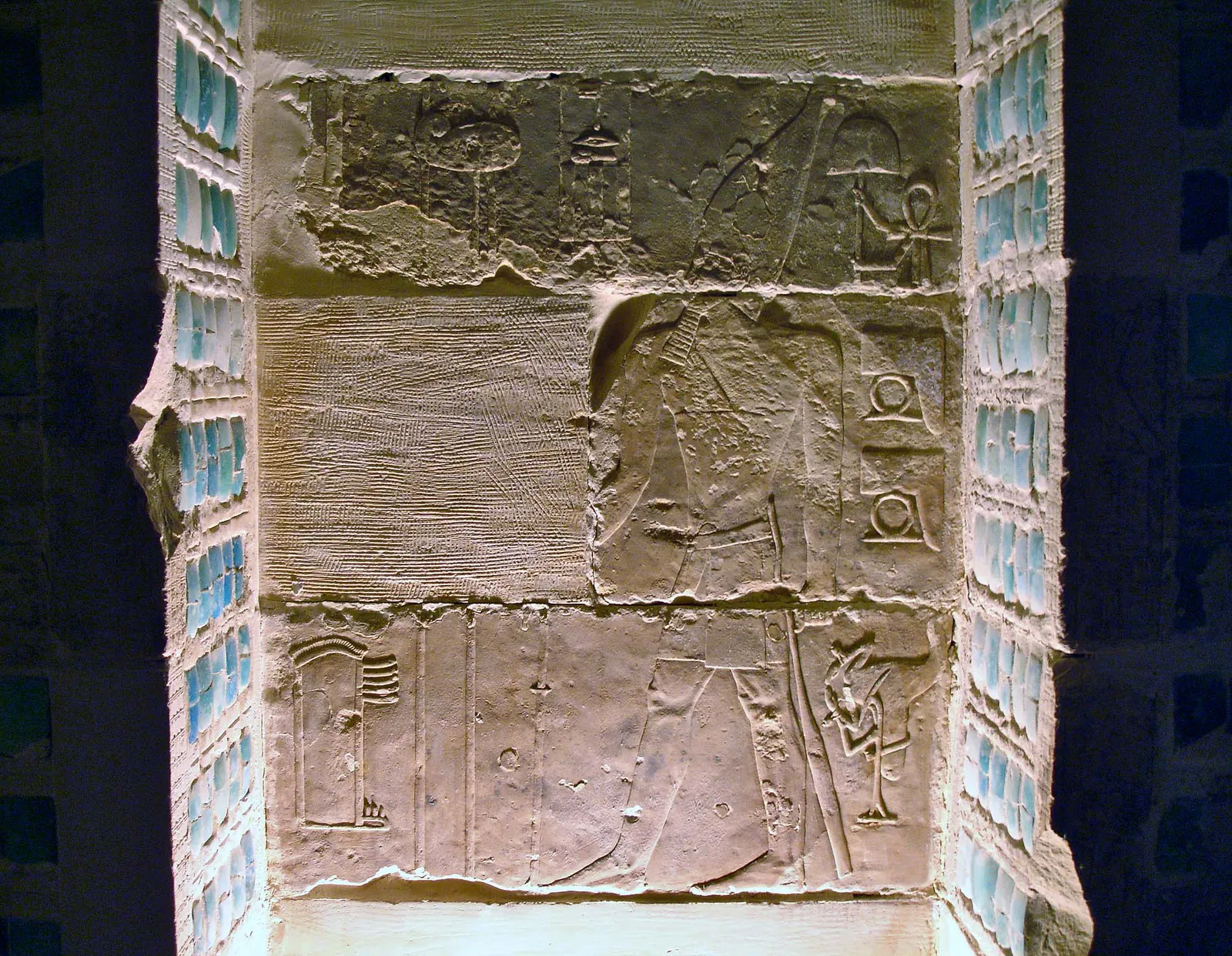 Kopia (Imhotepmuseet) av en reliefpanel från Djosers blåkaklade underjordiska kamrar: kungen i den vita kronan på en rituell runda under sitt jubileum, på väg mot Horus av Behdets helgedom.