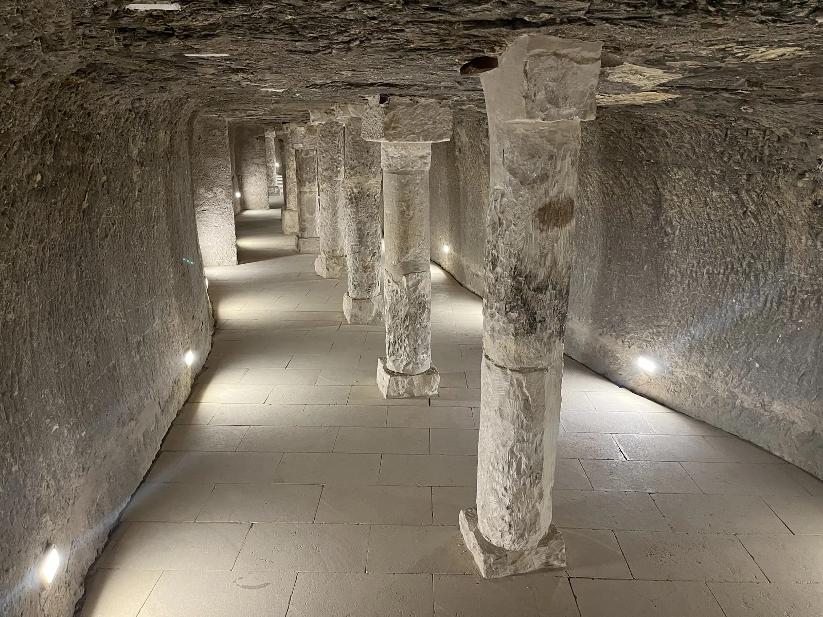 Besöksvägen genom den södra ingången (2023): galleriet från senperioden (saitisk tid) under pyramiden, där bergtaket stöttas av stenpelare och kolonner, en del återanvända.