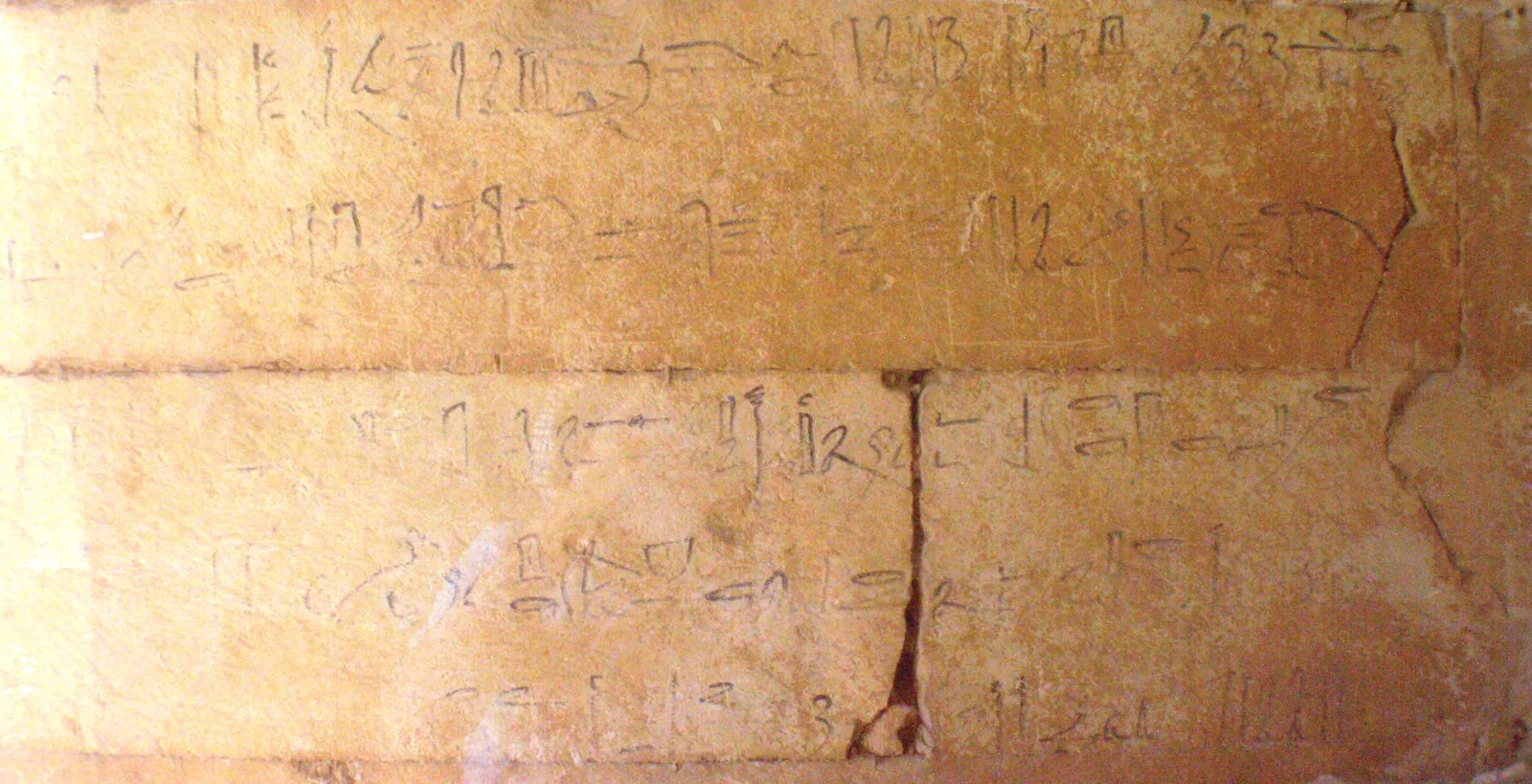 Hieratiska besöksgraffiti från 18:e–19:e dynastin inne i Södra huset: turister som 1 300 år senare beundrade Djosers monument.
