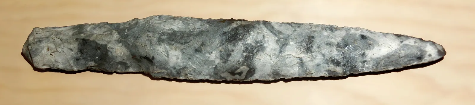 Senneolitisk flintdolk från en mosse i Jäla socken nära Falköping (hittad omkring 1913). Dolkar av det här slaget, gjorda ca 2350–1700 f.Kr. som efterbildningar av kontinentens metalldolkar, är samtida med Egyptens första mellantid och Mellersta riket.