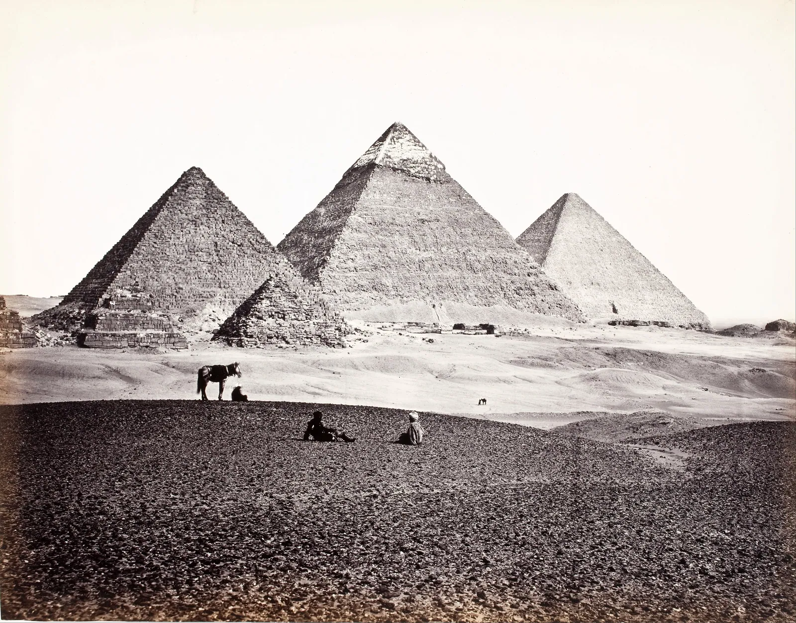 Frith, ”Pyramids of El-Geezeh (from the south-west)”, ca 1857: den klassiska raden Mykerinos, Chefren och Cheops med Mykerinos små drottningpyramider – nästan exakt dagens vy från ”panoramaplatsen”.