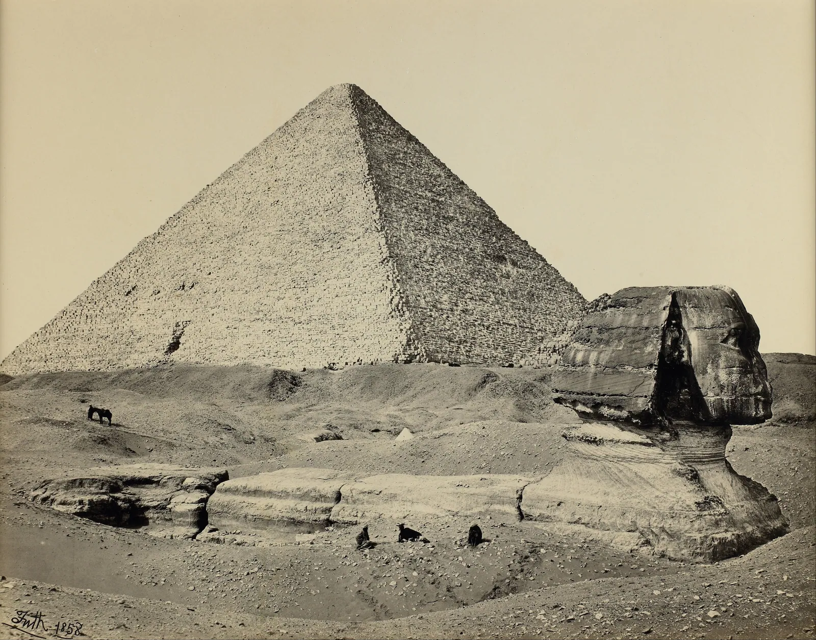 Francis Frith, Den stora pyramiden och den stora sfinxen (1858). Frith släpade glasplåtar, kemikalier och mörkrum uppför Nilen 1856–59; hans kopior gjorde pyramiderna till en bild i varje viktorianskt hem.