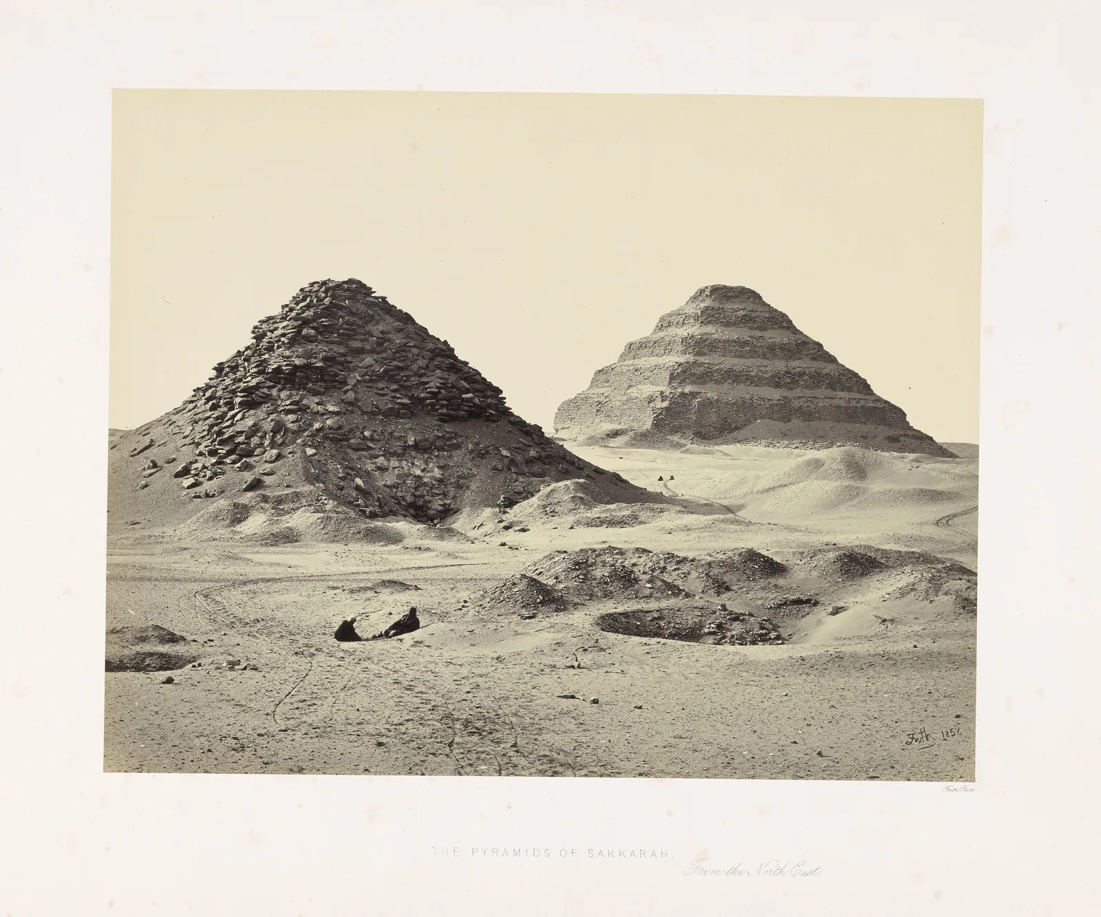 Frith, ”Saqqarapyramiderna från nordost”, 1858: Userkafs ruinpyramid i förgrunden och Djosers trappstegspyramid bakom – båda ännu öar i ett hav av sand.