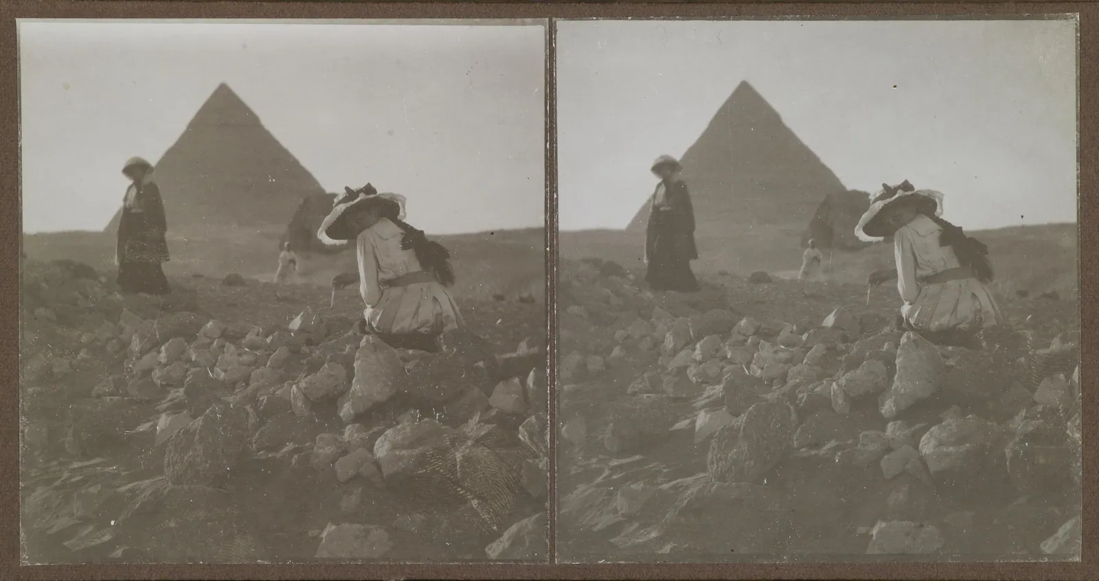Nordiska besökare: den finske målaren Akseli Gallen-Kallela fotograferade hustrun Mary och dottern Kirsti framför Chefrens pyramid i november 1910 (stereobild), på den långa hemresan från Brittiska Östafrika.