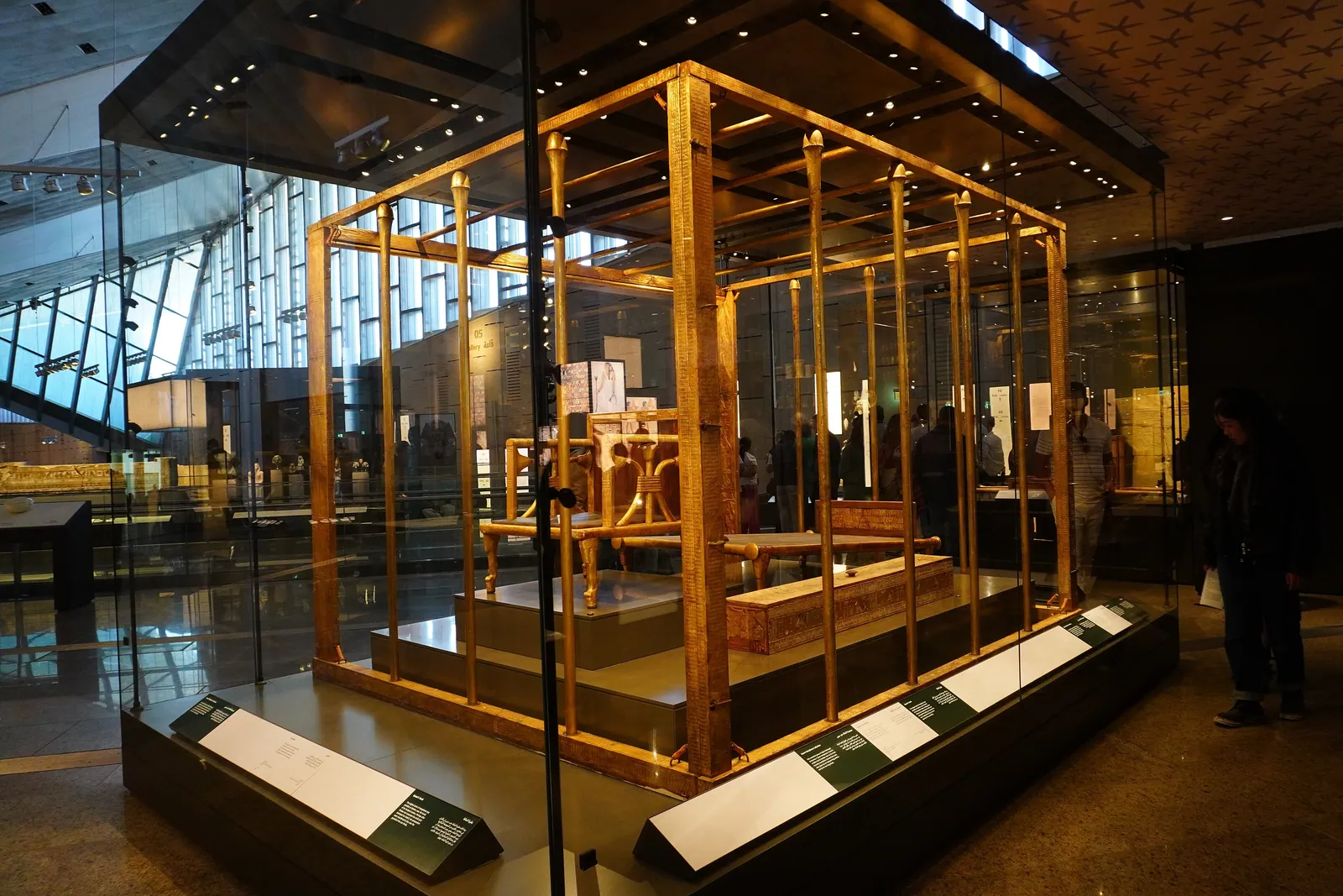 Drottning Hetepheres I:s gravmöbler i GEM:s galleri 02 (22 dec. 2025): den förgyllda baldakinramen, sängen och stolarna som tillhörde Snofrus hustru och Cheops mor, funna i schakt G 7000X i Giza 1925.