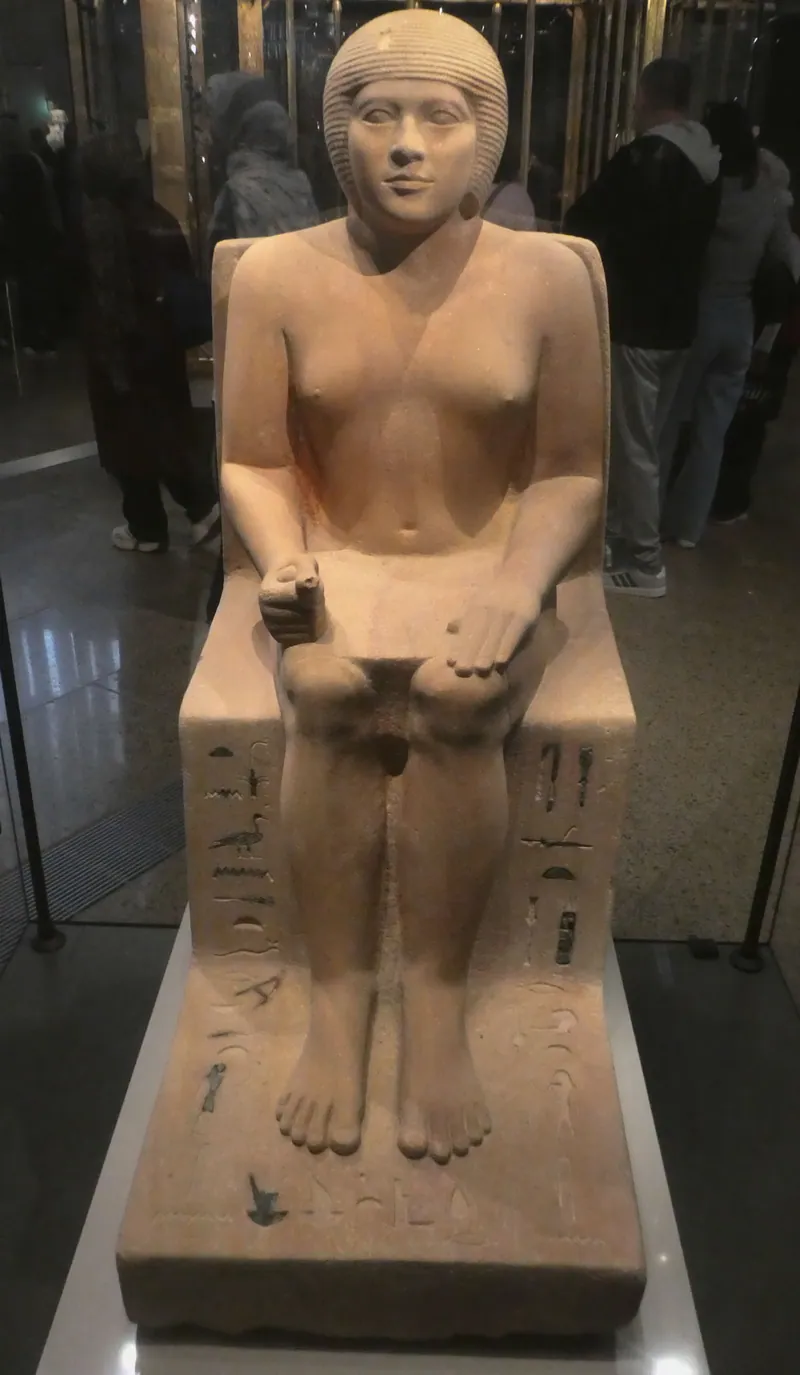 Staty av Itisen, troligen en son till Djedefre, från Abu Rawash, utställd i GEM:s avdelning för Gamla riket (dec. 2025) – förmiddagens plats i eftermiddagens museum.