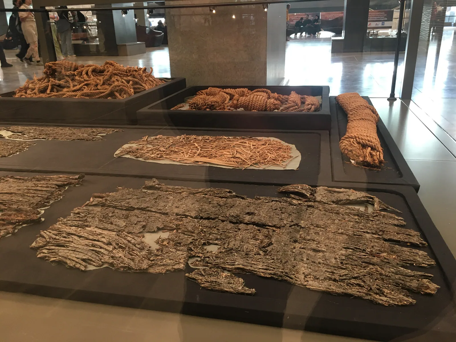 Originalrep och mattor av halfagräs som hittades med Cheops båt, utställda i båtmuseet – skrovet var surrat, inte spikat.