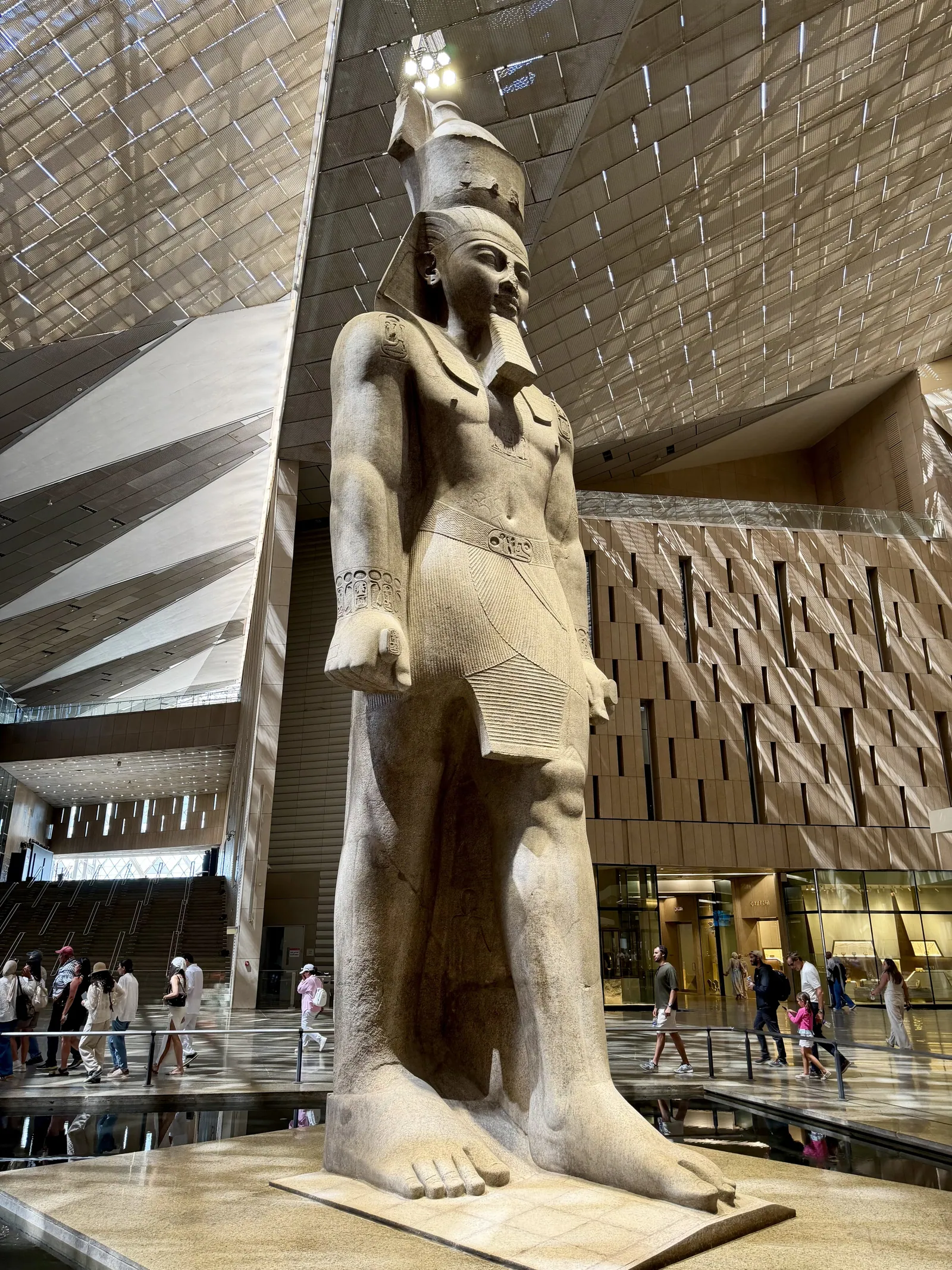 Ramses II:s 11,35 meter höga kolossalstaty i röd granit (GEM nr 1) i Stora hallen. Den hittades i Memfis 1820, stod på Ramsestorget i Kairo, flyttades till GEM-området 2006 och in i hallen 2018.