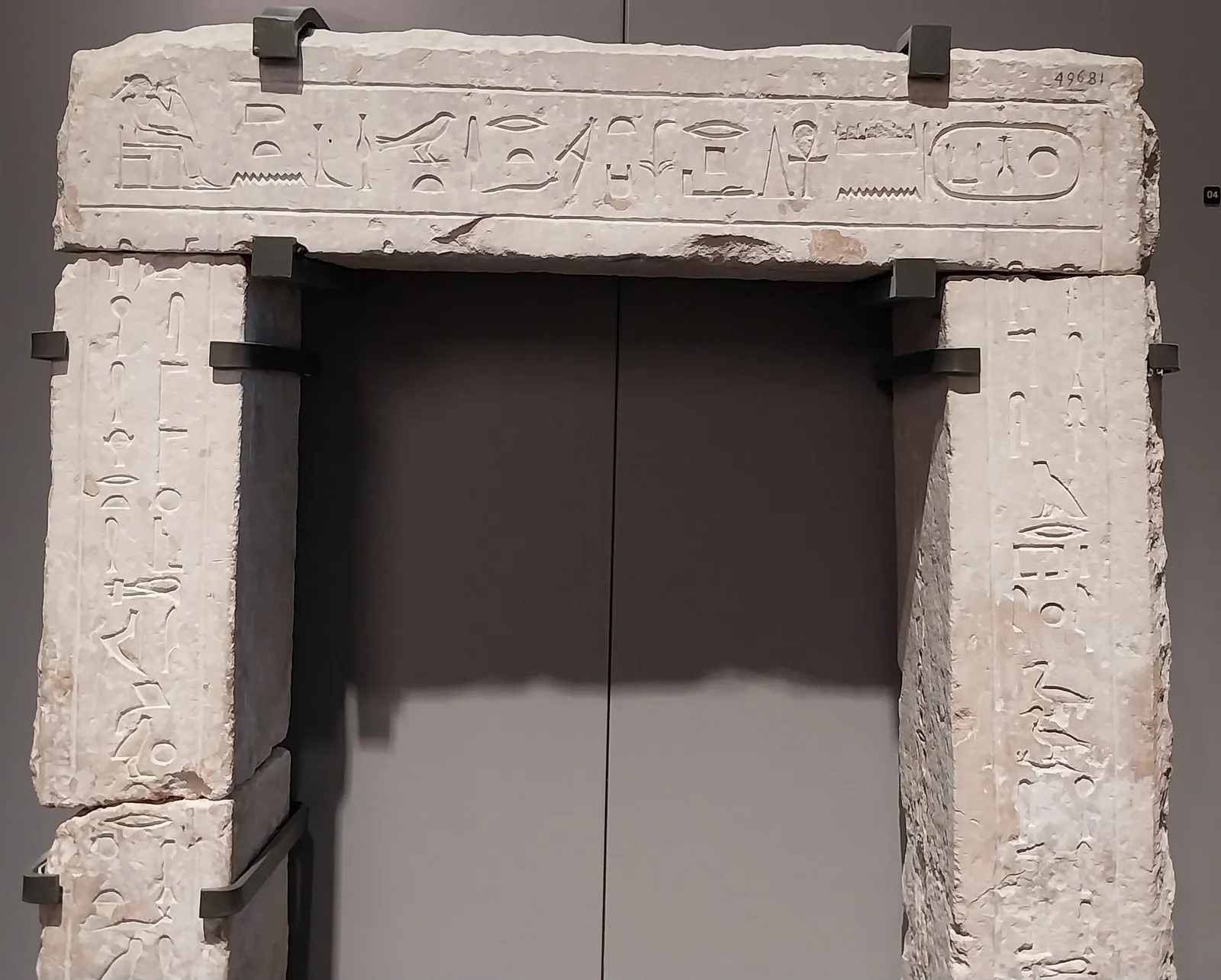 Dörrparti från drottning Wedjebtens pyramid – hon var gift med Pepi II – i södra Saqqara, nu i GEM:s avdelning för Gamla riket (dec. 2025). En länk till dag 3.