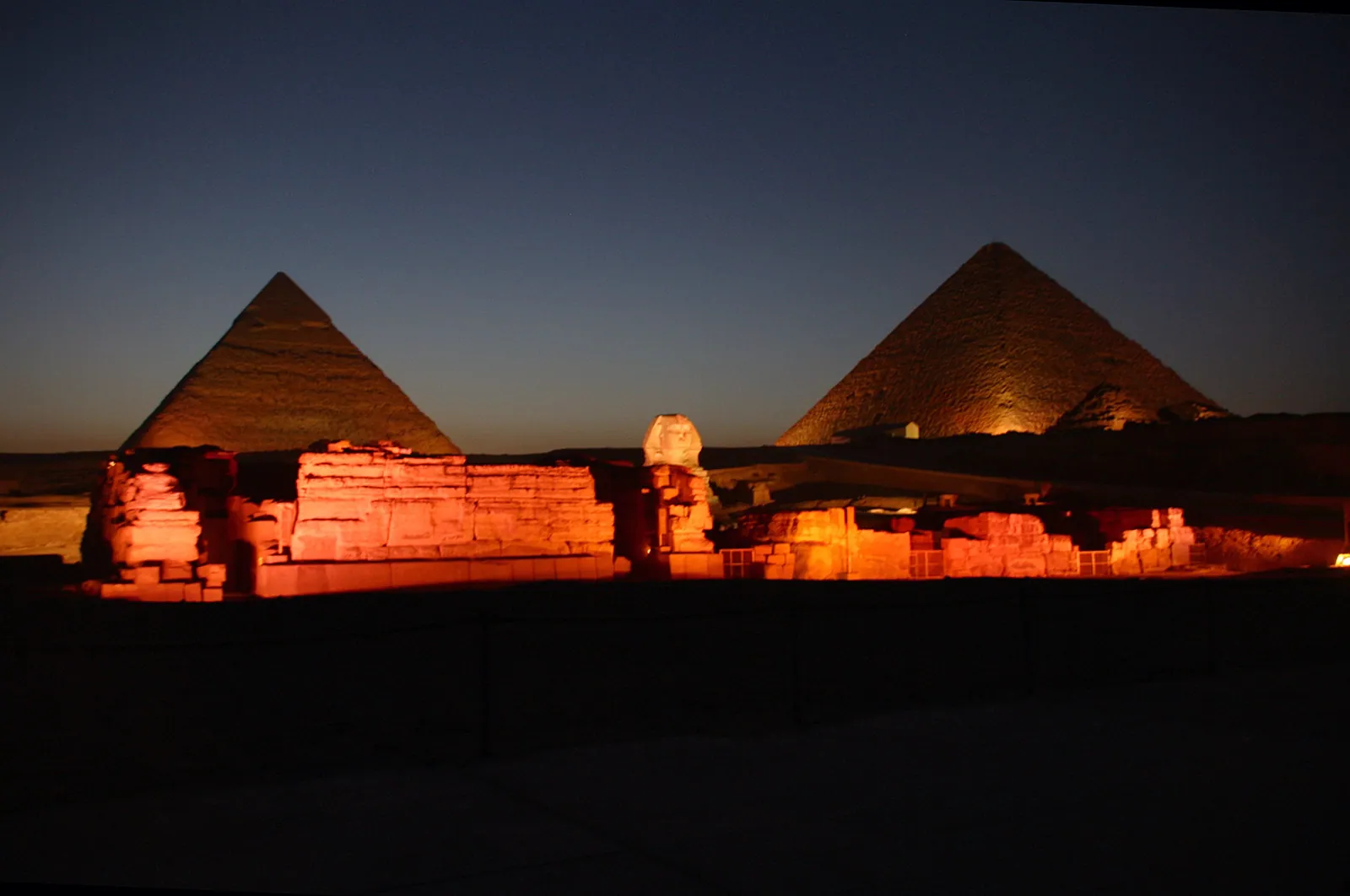 Blå timmen i Giza, mars 2005: Chefrens pyramid (till vänster) och Cheopspyramiden (till höger) mot natthimlen, med Sfinxen och de upplysta murarna i Sfinxens tempel och dalgångstemplet framför.