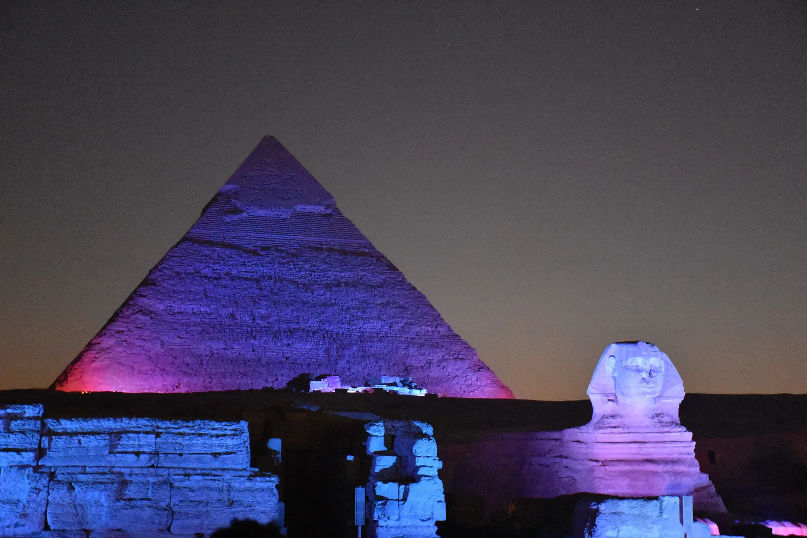 Ljus- och ljudspelet i Giza, med sfinxen och pyramiderna upplysta på natten. Föreställningen byggs om under 2026, så kontrollera schemat på plats innan ni planerar en kväll kring den.