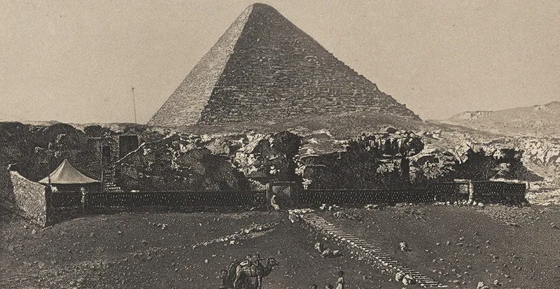 Cheopspyramiden den 20 november 1839, en av de allra första fotografierna i Egypten: Frédéric Goupil-Fesquets dagerrotyp, exponerad i 15 minuter och känd genom en gravyr gjord efter den.