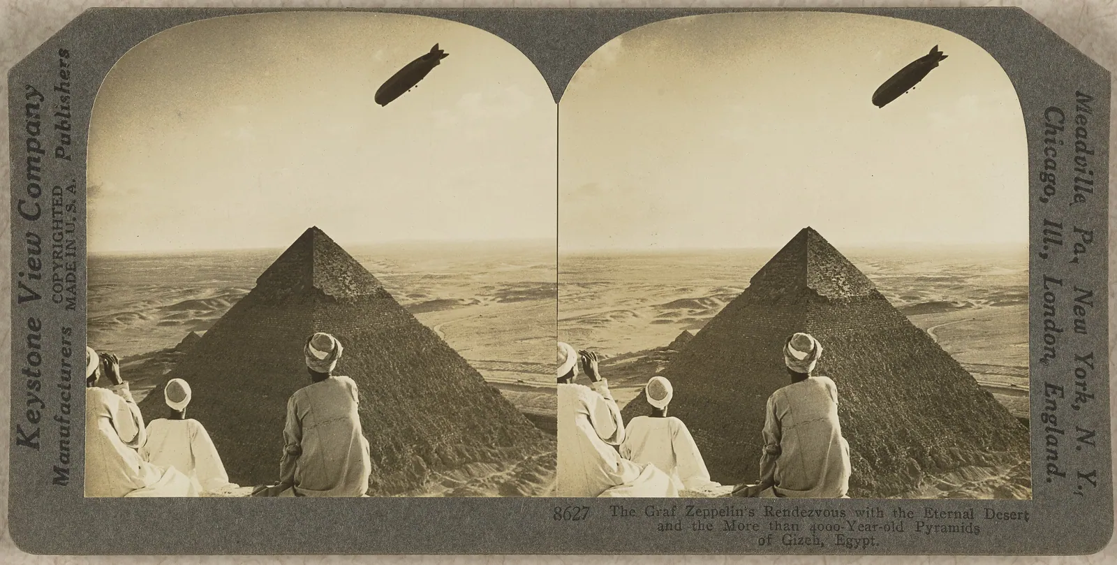 Stereokort från Keystone: luftskeppet LZ 127 Graf Zeppelin över Gizapyramiderna under Egyptenflygningen i april 1931, betraktat av män på toppen.