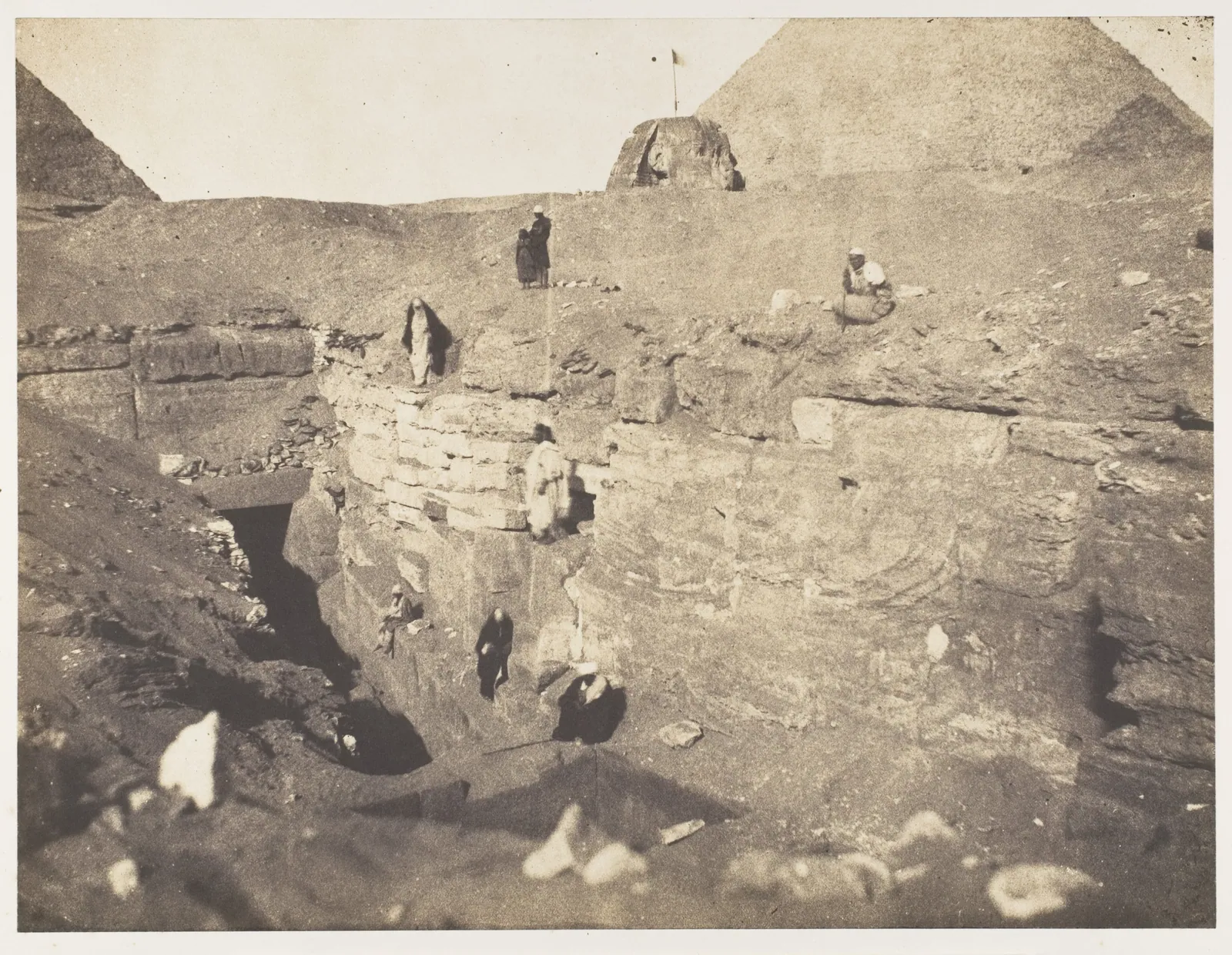 ”Utgrävningar vid Sfinxen”, 1853: John Beasley Greene, som dog bara 24 år gammal, fotograferade Auguste Mariettes schakt genom sanden bredvid Sfinxen, vars huvud tittar ut över gropen.