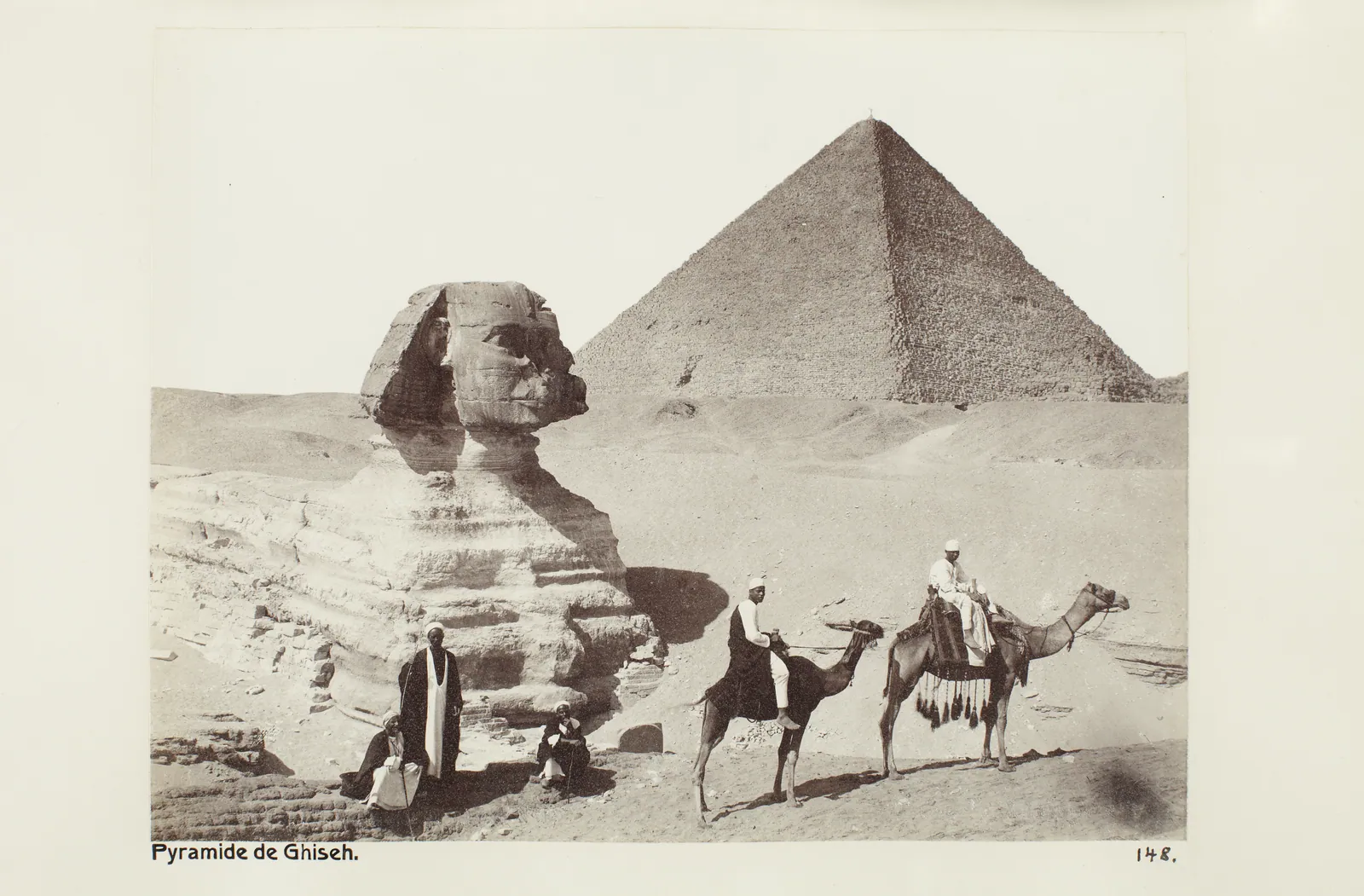 ”Pyramid i Giza” – en bild ur familjen von Hallwyls resealbum (1900–01): kamelryttare framför Sfinxen och Cheopspyramiden, souveniren varje Stockholmsresenär tog med sig hem.