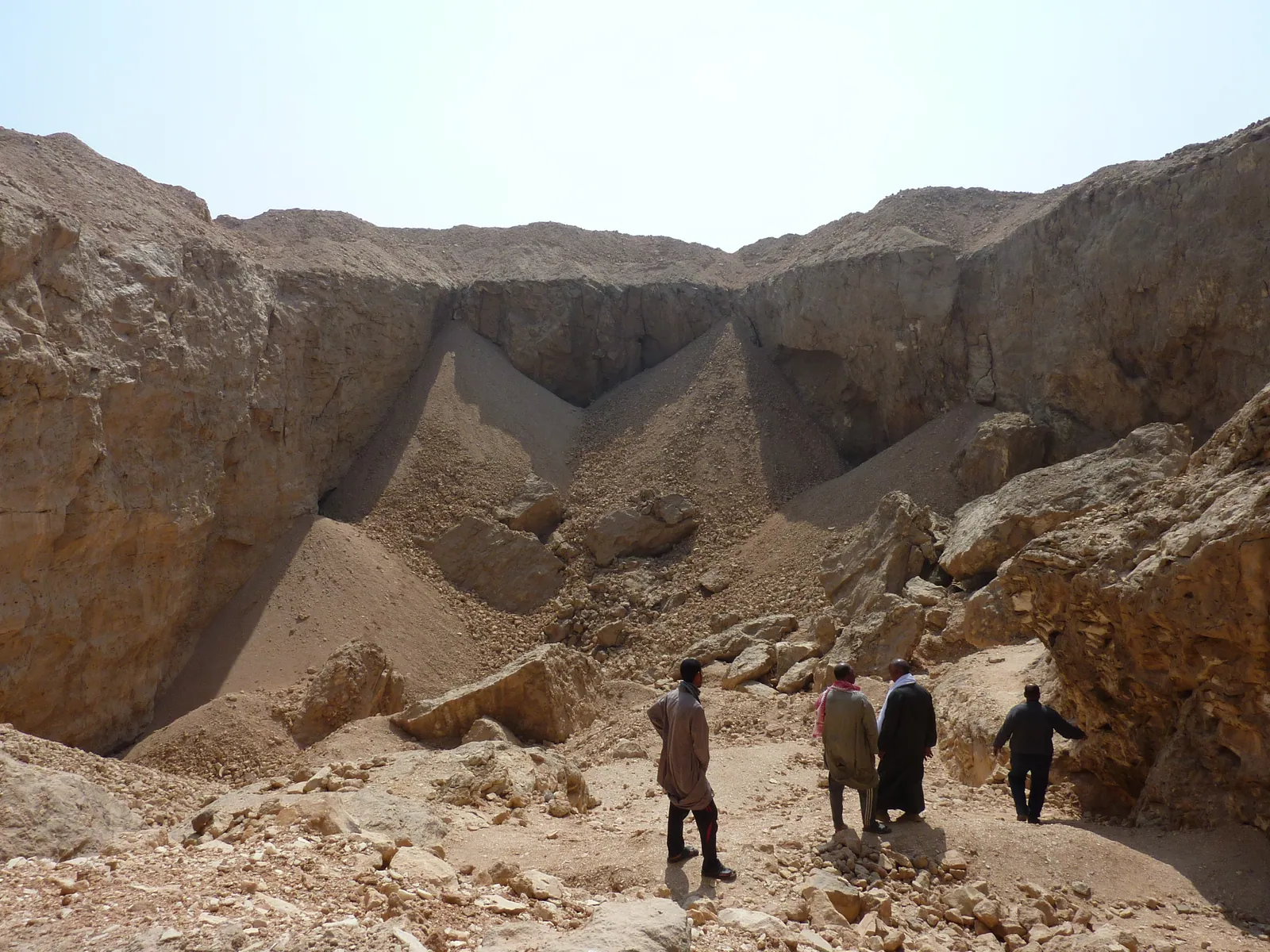 Inne i huvudbrottet (brott P) i Hatnub, travertinbrottet (”egyptisk alabaster”) i Östra öknen nära Amarna, ungefär 270 km från Giza. År 2018 hittade forskare här en brant släpramp med trappor och stolphål på sidorna, daterad genom inskrifter till åtminstone Cheops tid.