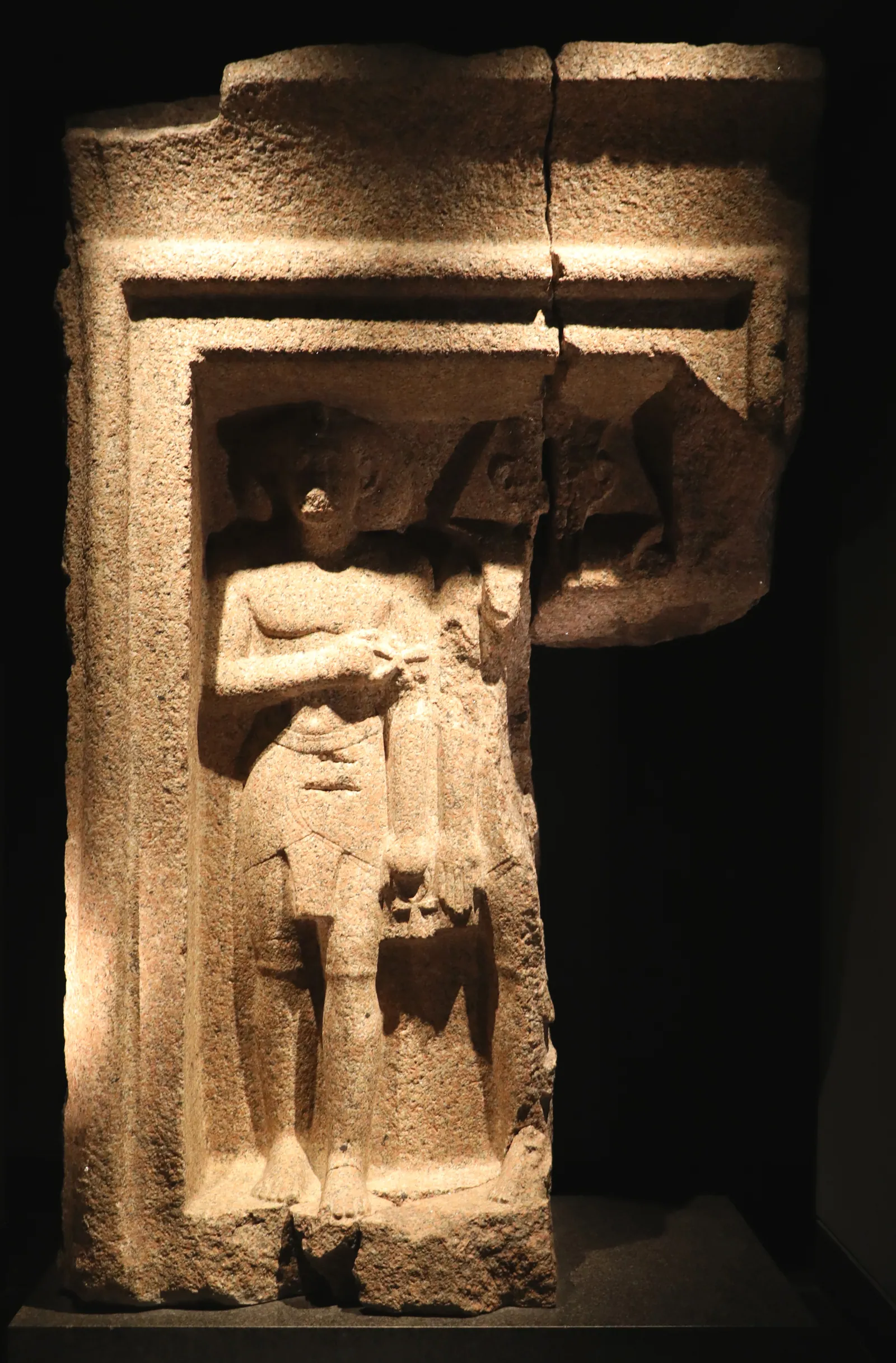 Ett av de två naosskrinen av röd granit som Petrie hittade i labyrintområdet 1911, vart och ett med två kungafigurer (Ny Carlsberg Glyptotek i Köpenhamn, ÆIN 1482; tvillingen finns i Kairo) – en skandinavisk länk till Hawara, en kort resa från Sverige.