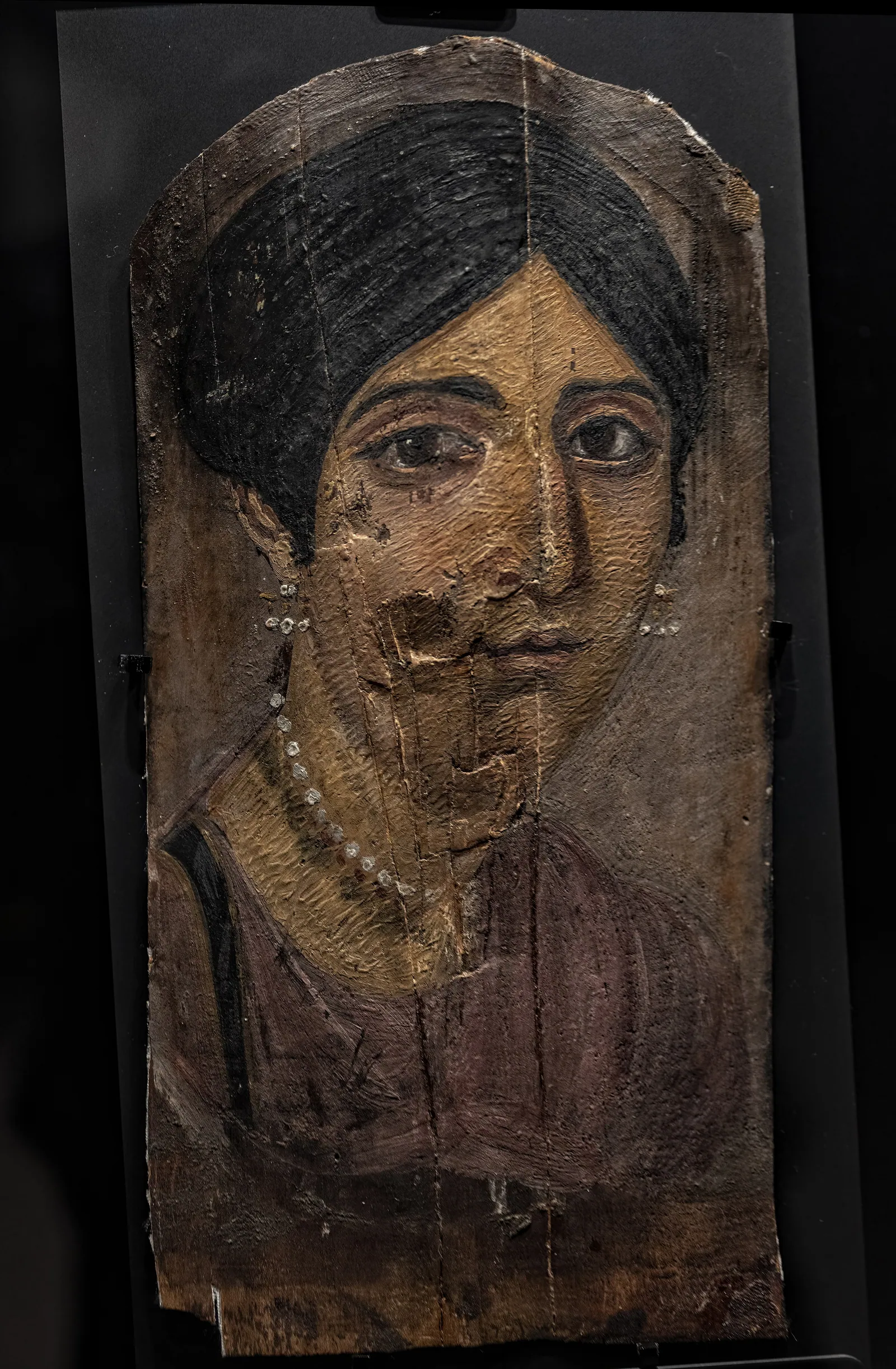En kvinna med frisyr från kejsar Hadrianus tid (117–138 e.Kr.), från Petries gravfält i Hawara (Manchester Museum). Eftersom frisyrerna följde modet vid kejsarhovet kan porträtten dateras ganska exakt. Petrie hittade 81 porträtt 1888 och 65 till 1911.