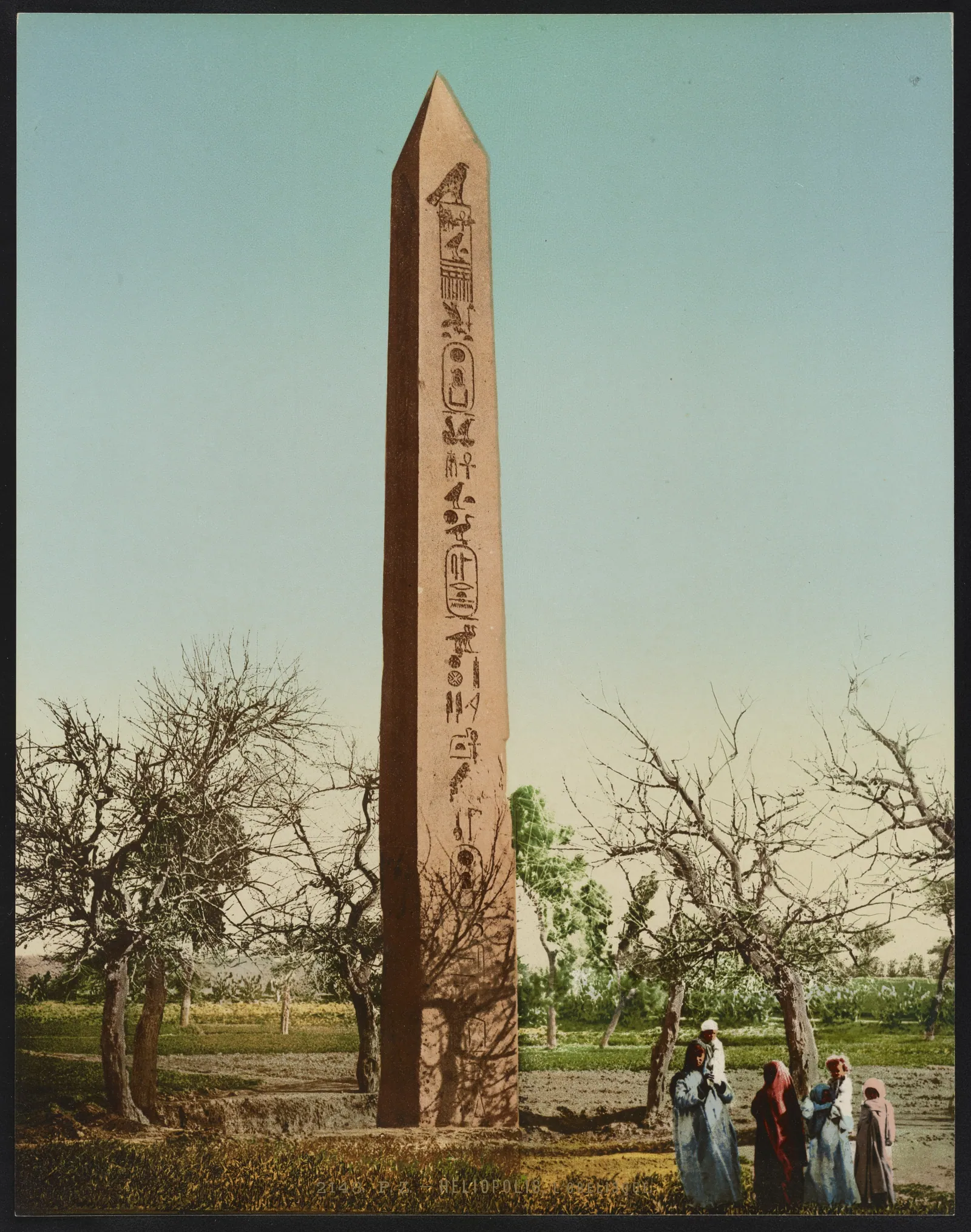 Fotokrom (Photoglob Co., ca 1890–1900) av Senusret I:s obelisk av röd granit i Heliopolis (al-Matariya), omkring 21 meter hög – den äldsta obelisk som fortfarande står där den restes, på platsen för solgudens tempel.