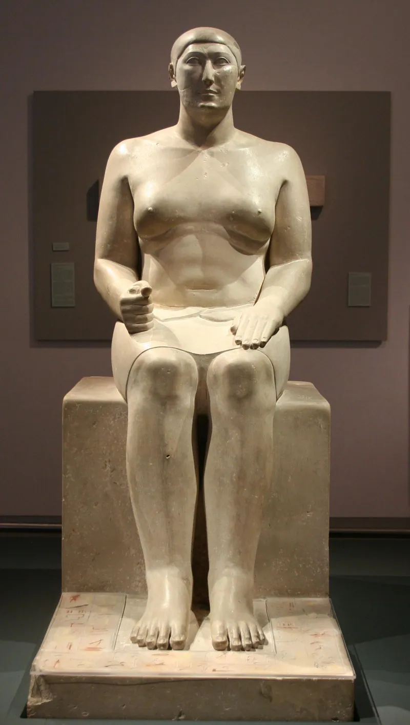 Vesiren Hemiunu, Khufus brorson och ”föreståndare för alla kungens arbeten”, i sin kroppsstora kalkstensstaty (155,5 cm) från mastaban G 4000 i Giza; Roemer- und Pelizaeus-Museum, Hildesheim.
