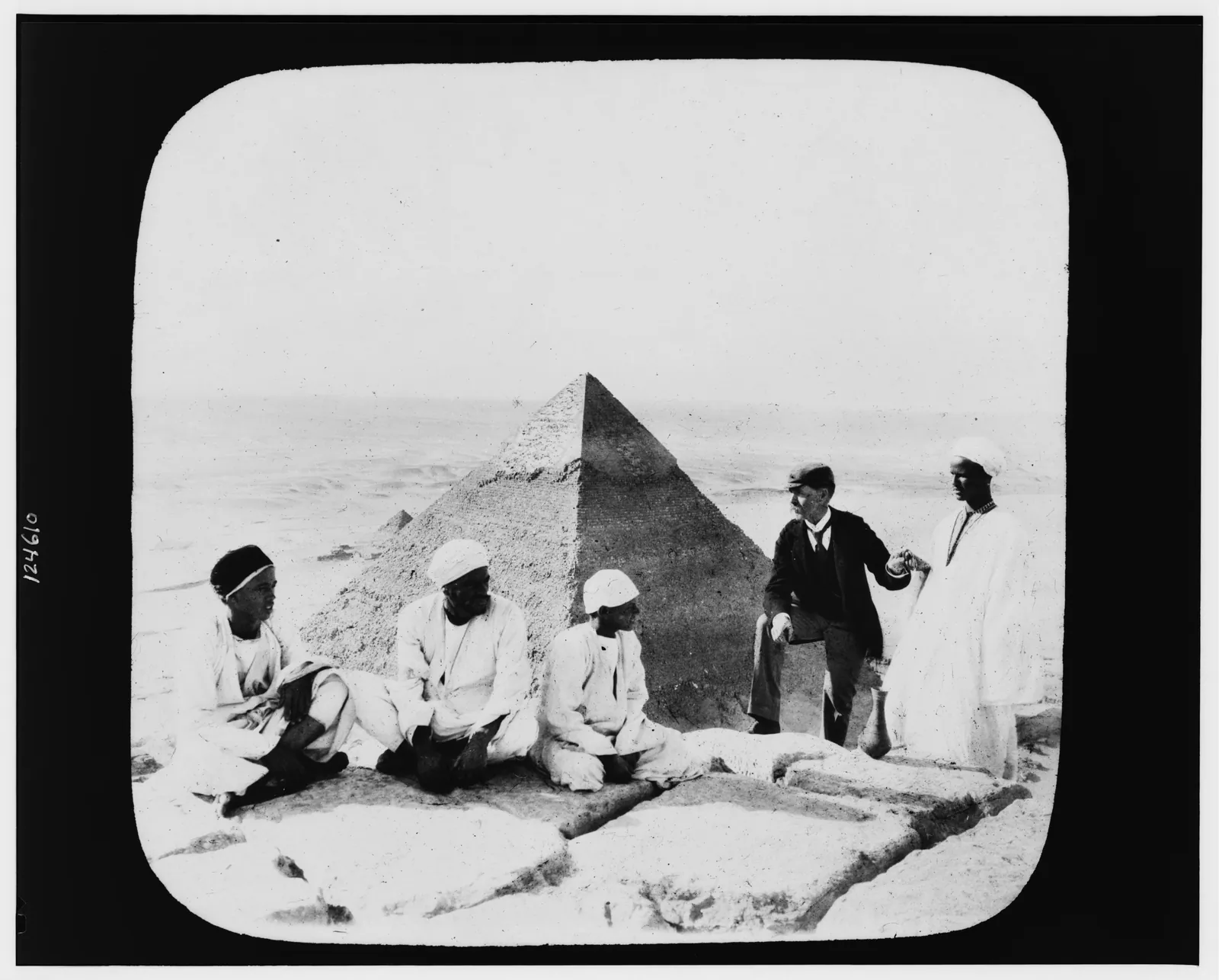 ”Fem på toppen av den stora pyramiden” – William Henry Jackson, 1894, handkolorerad skioptikonbild för World's Transportation Commission: guider och en resenär på toppavsatsen, med Chefrens pyramid bakom.