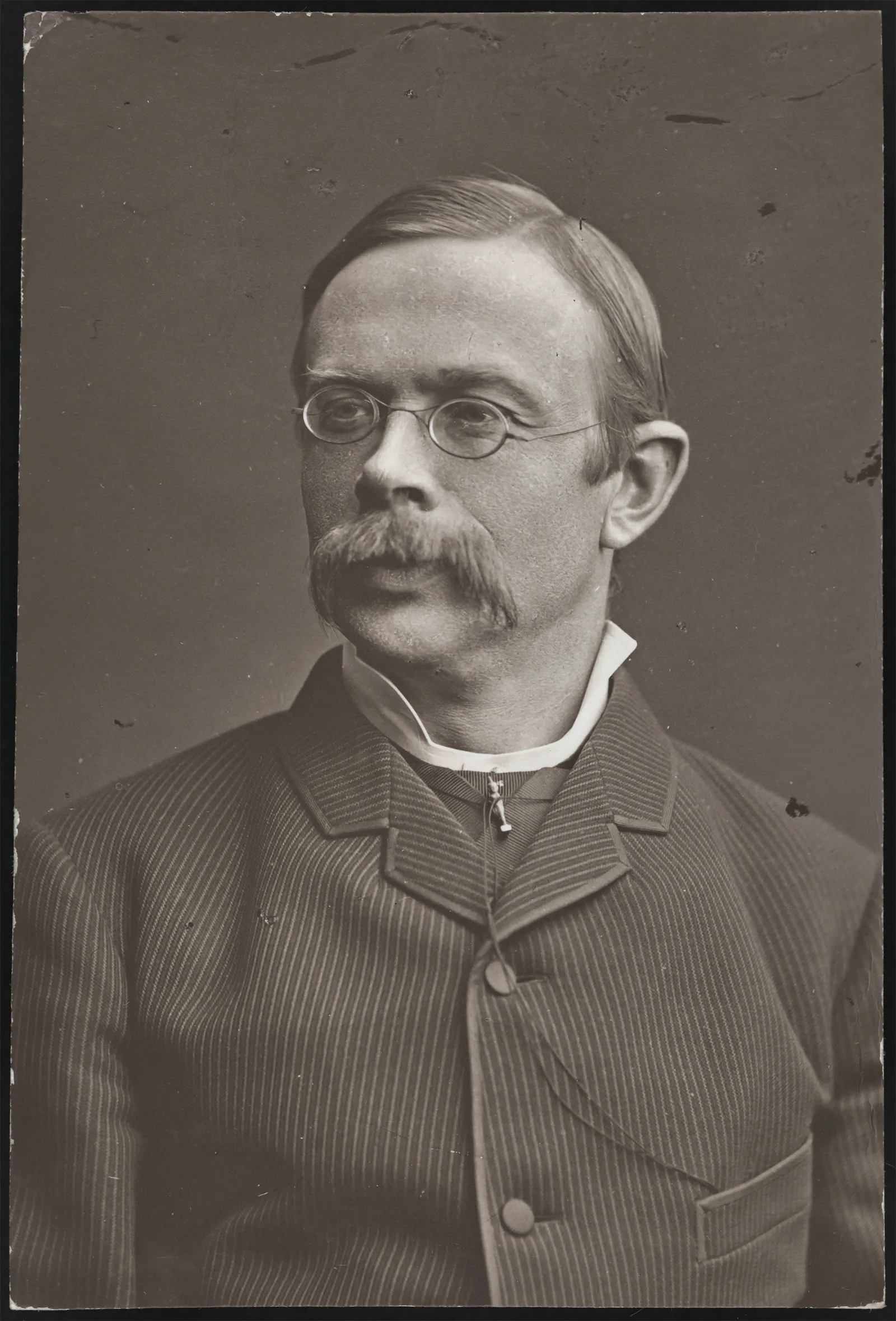 Karl Piehl (1853–1904), Sveriges förste yrkesegyptolog och senare professor i Uppsala, fotograferad av Henri Osti 1885.