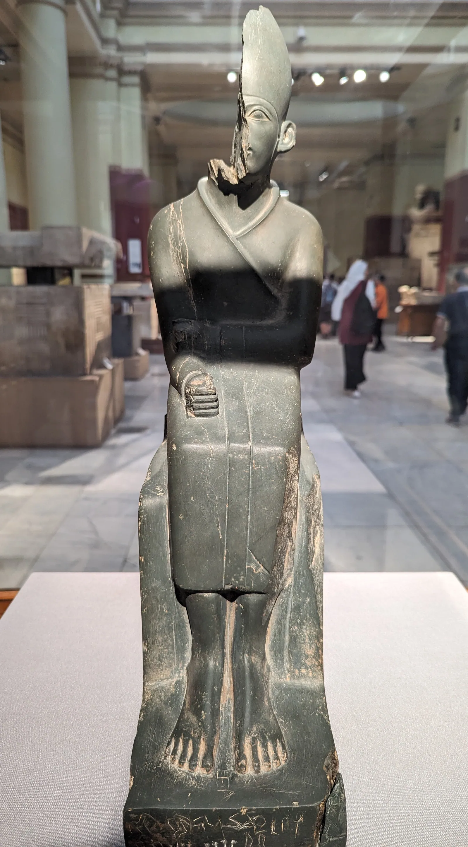 Sittande staty av Khasekhemwy från Hierakonpolis (Egyptiska museet i Kairo, JE 32161; ca 2690 f.Kr.), en av de äldsta kungliga fristående statyerna. Han bär den vita kronan och sedfestens mantel; på sockeln ligger vridna kroppar av besegrade nordbor.