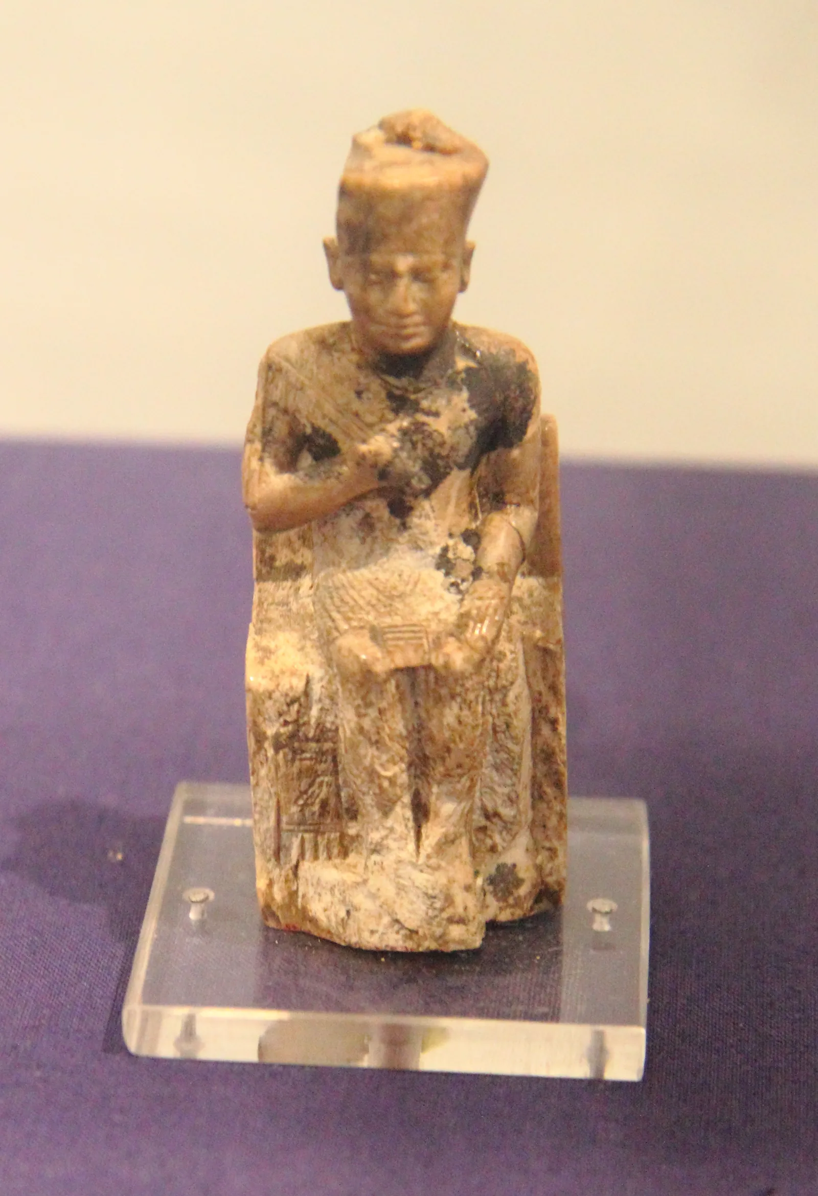 Den enda säkert identifierade hela statyn av Khufu: en elfenbensfigur på ungefär 7,5 centimeter, som Petrie hittade i Abydos 1903 (Egyptiska museet i Kairo). Byggherren bakom den största pyramiden finns kvar som en figur mindre än en hand.