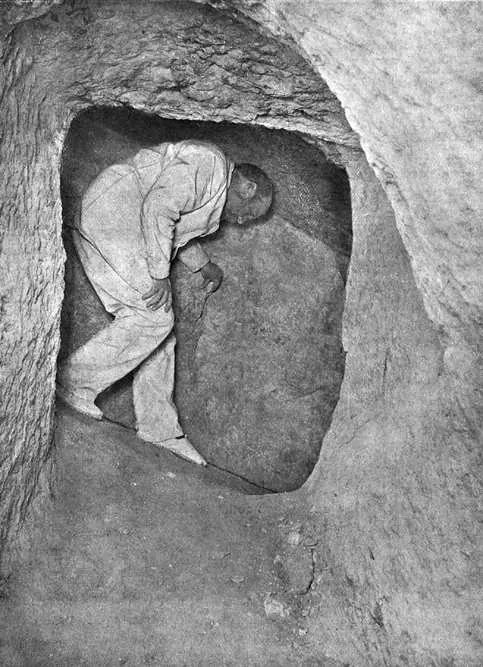 Den underjordiska kammaren fotograferad av bröderna Edgar 1910: en man hukar i det grovhuggna berget ungefär 27 meter under pyramidens bas. Kammaren lämnades ofärdig, och i golvet i den västra halvan finns brytningsdikena kvar.